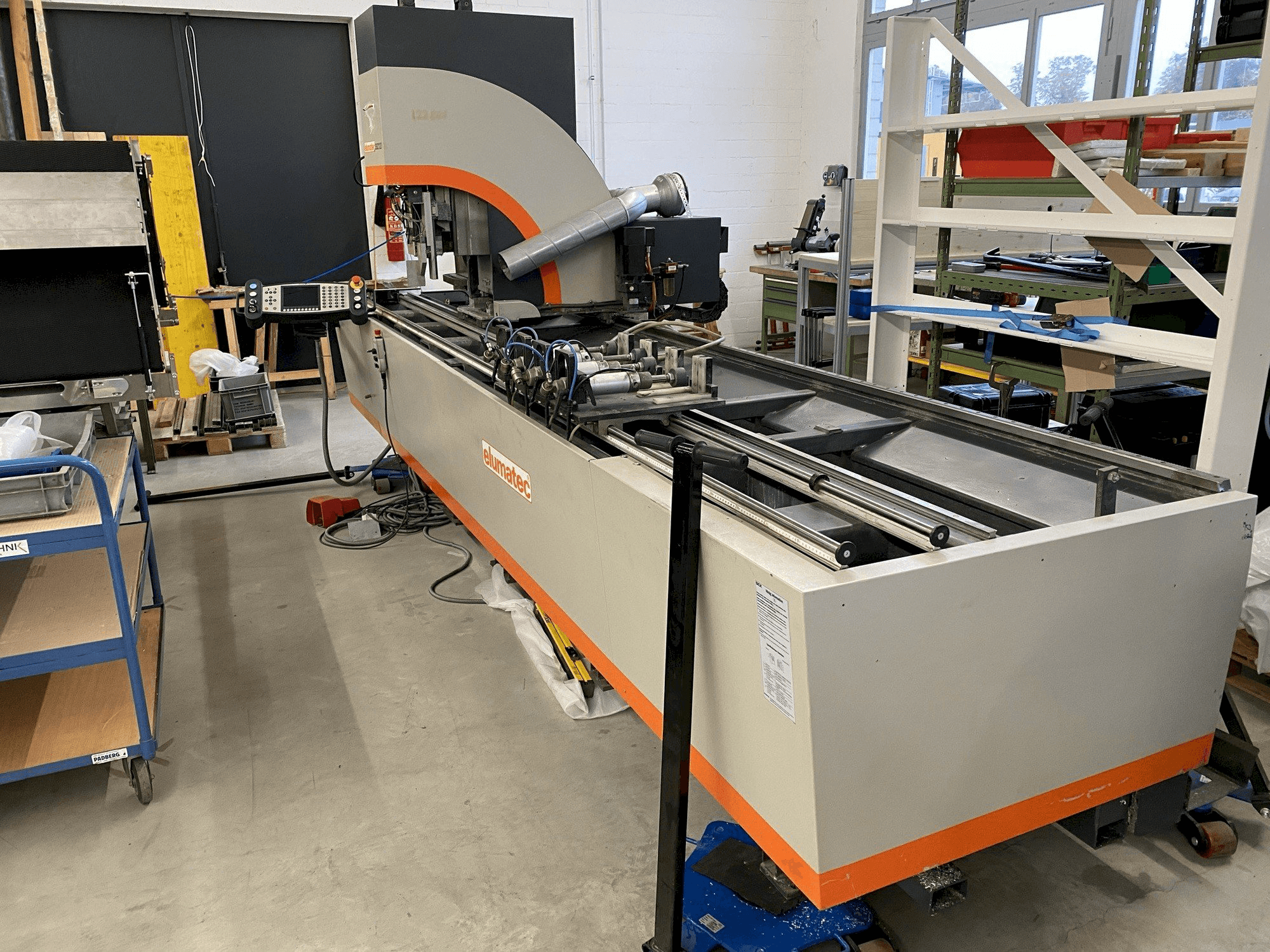 Widok z przodu maszyny Elumatec SBZ 122/3