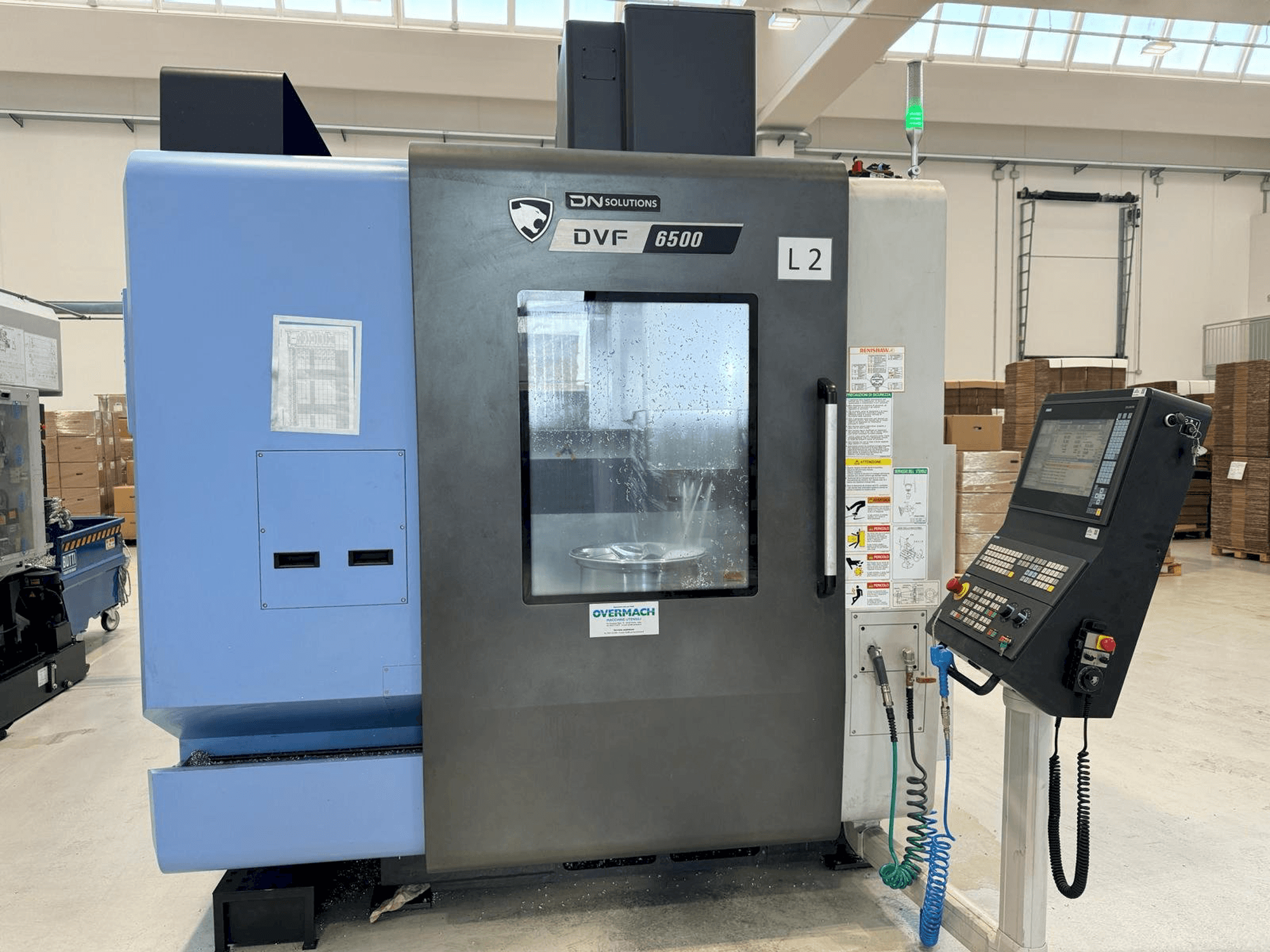 Widok z przodu maszyny DN SOLUTIONS DVF 6500