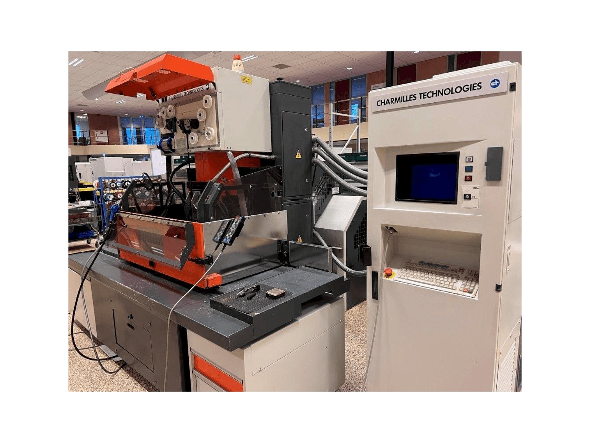 Widok z przodu maszyny CHARMILLES Robofil FI6020 CSL2