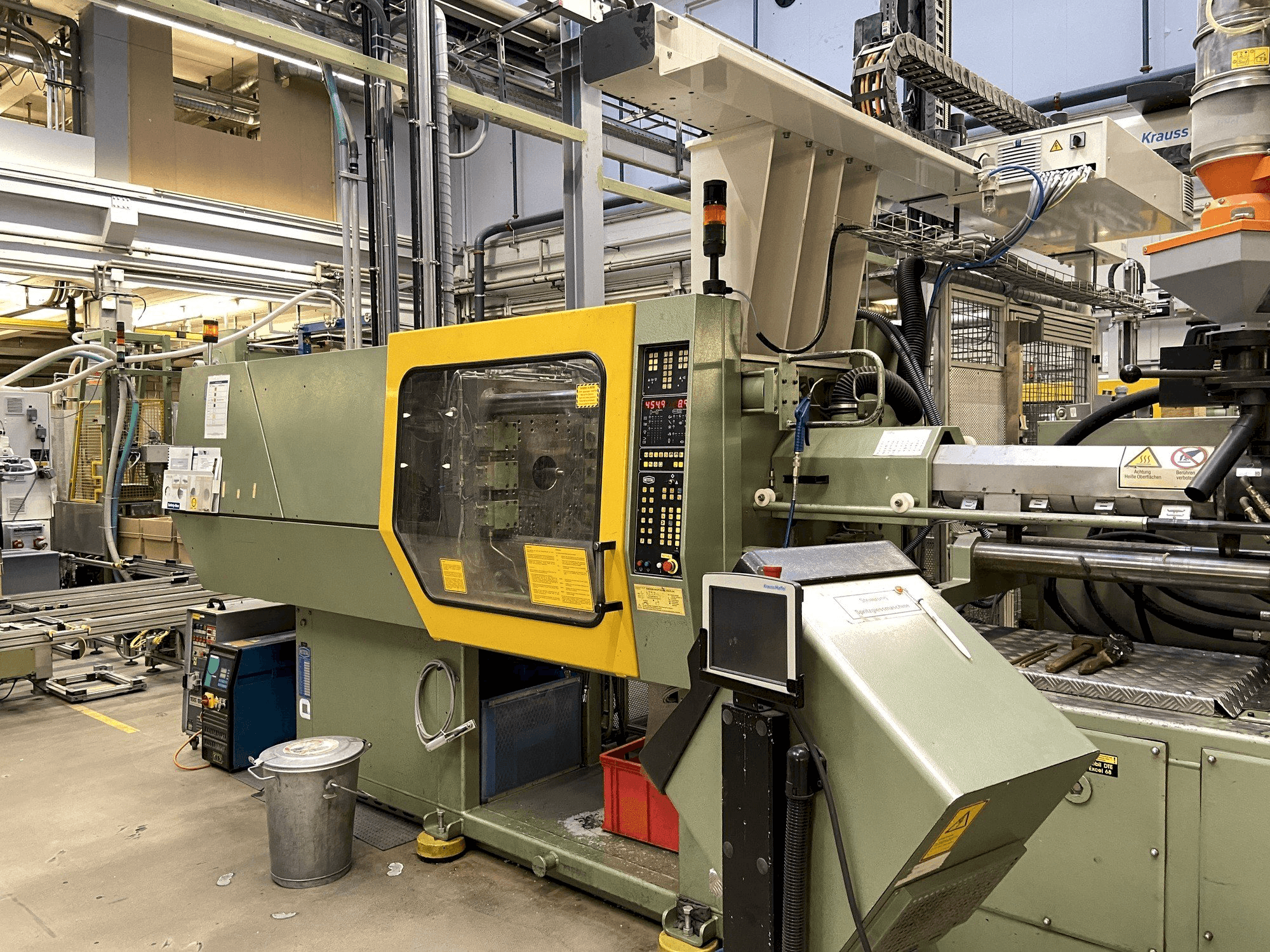 Widok z przodu maszyny Netstal Synergy 1500K/460