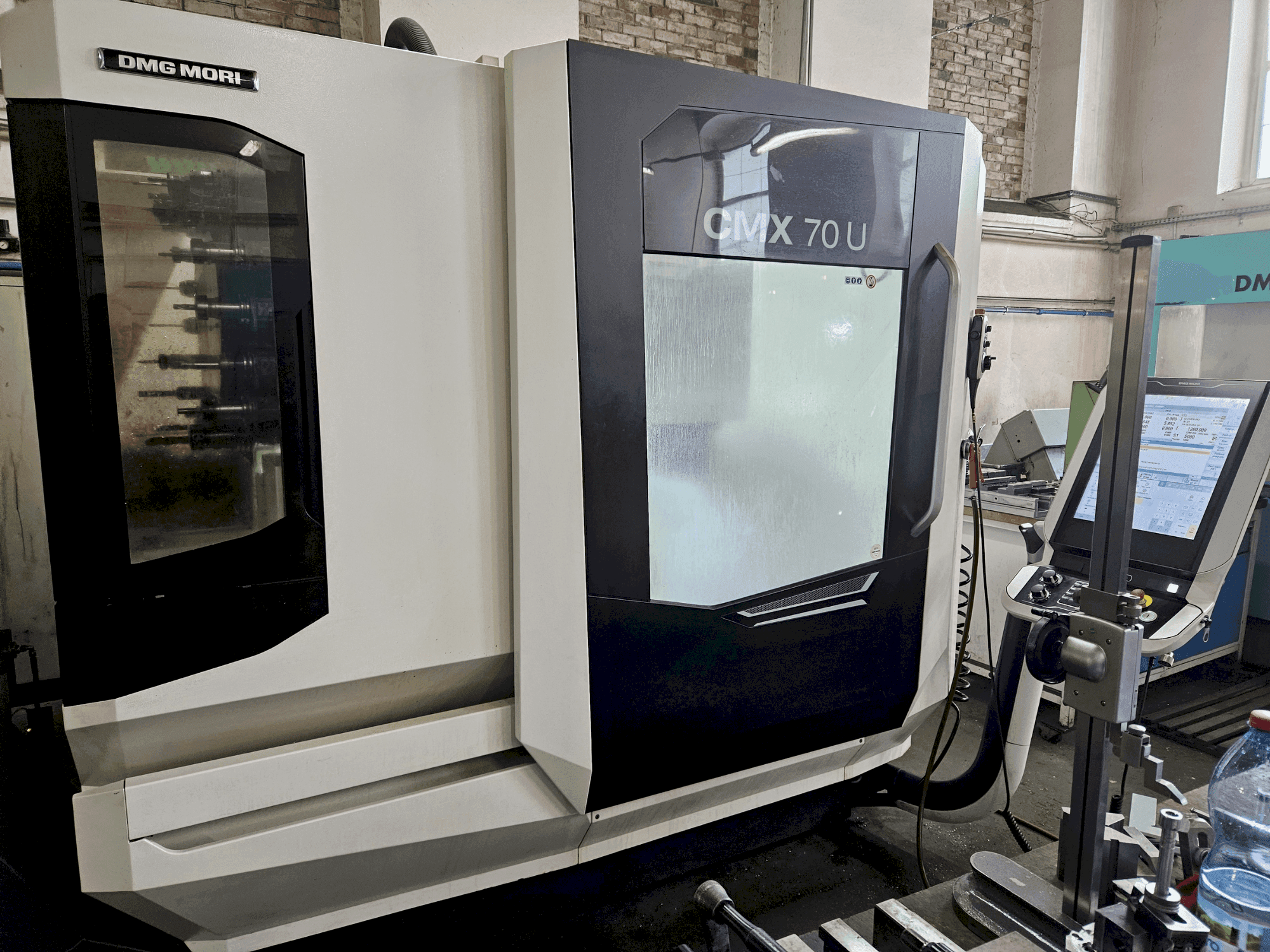 Widok z przodu maszyny DMG MORI CMX 70U