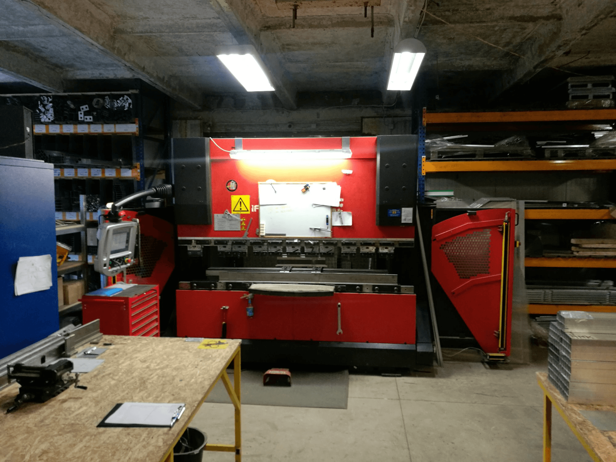 Widok z przodu maszyny AMADA HFP 80-25