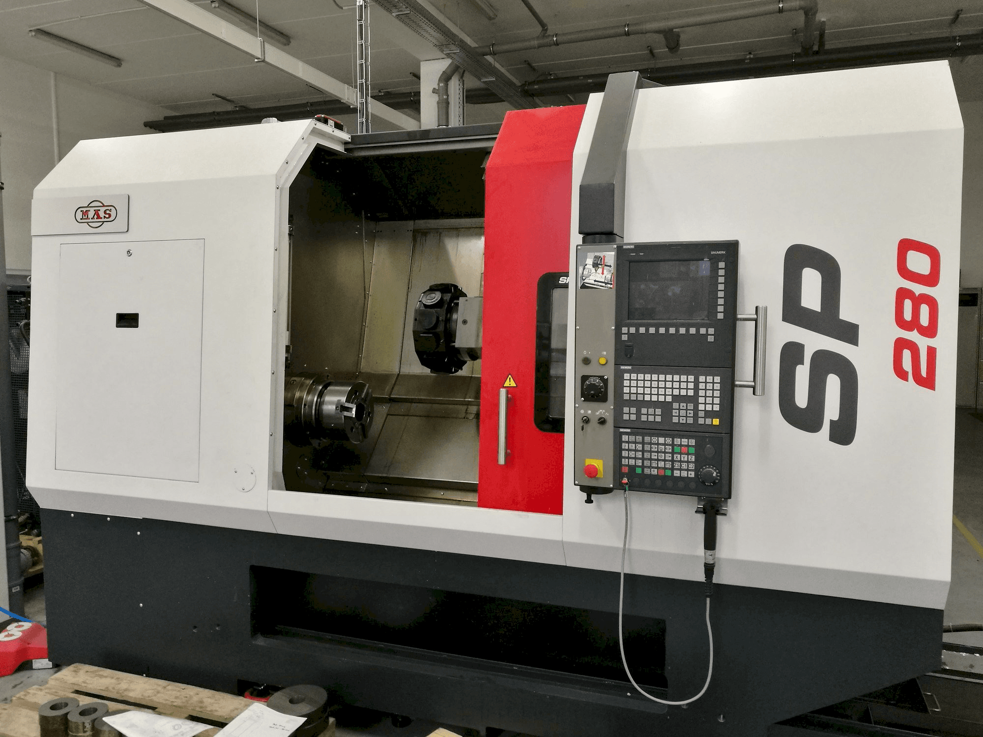 Widok z przodu maszyny KOVOSVIT MAS SP 280 SY