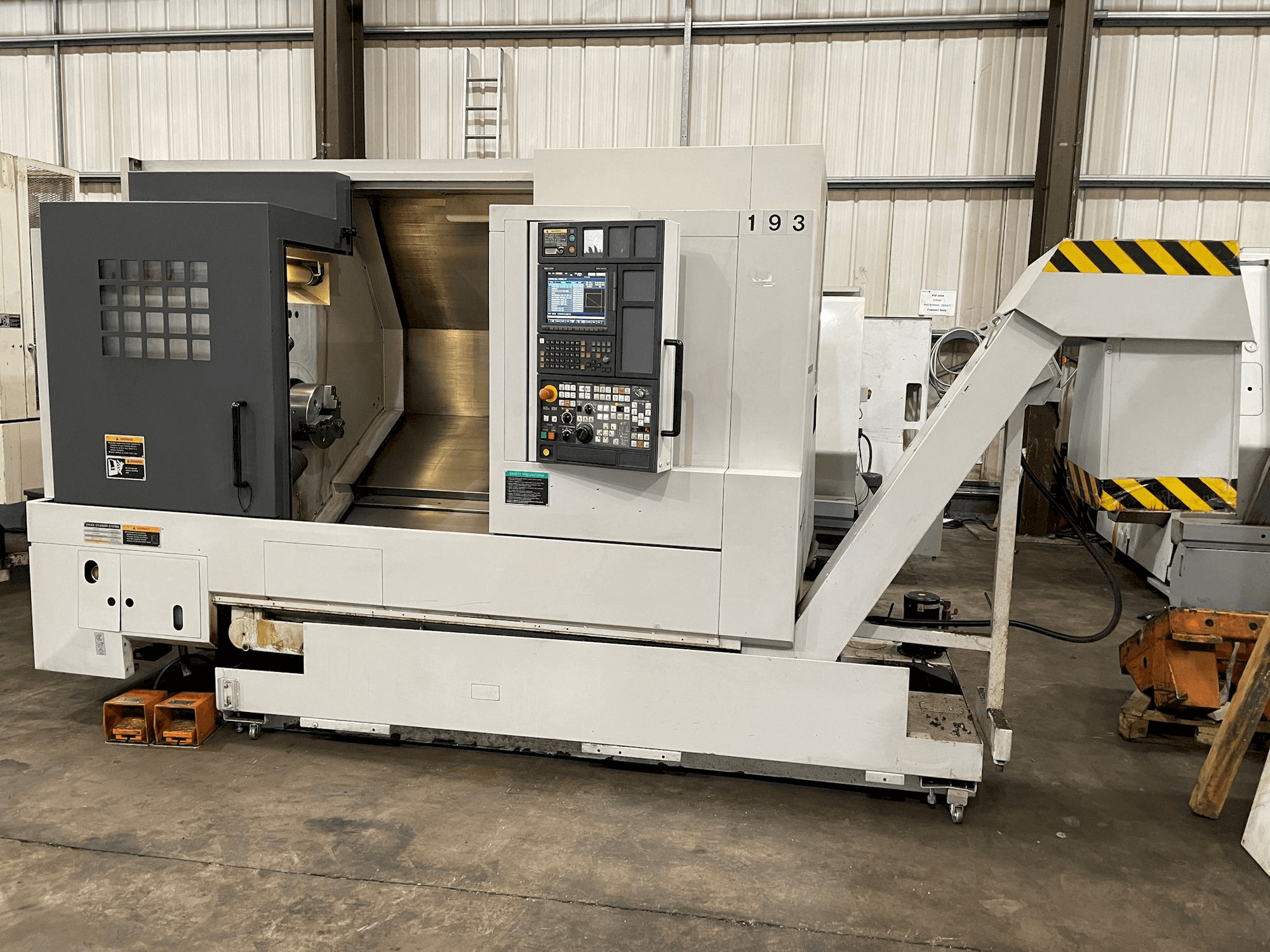 Widok z przodu maszyny MORI SEIKI NL 2500/700