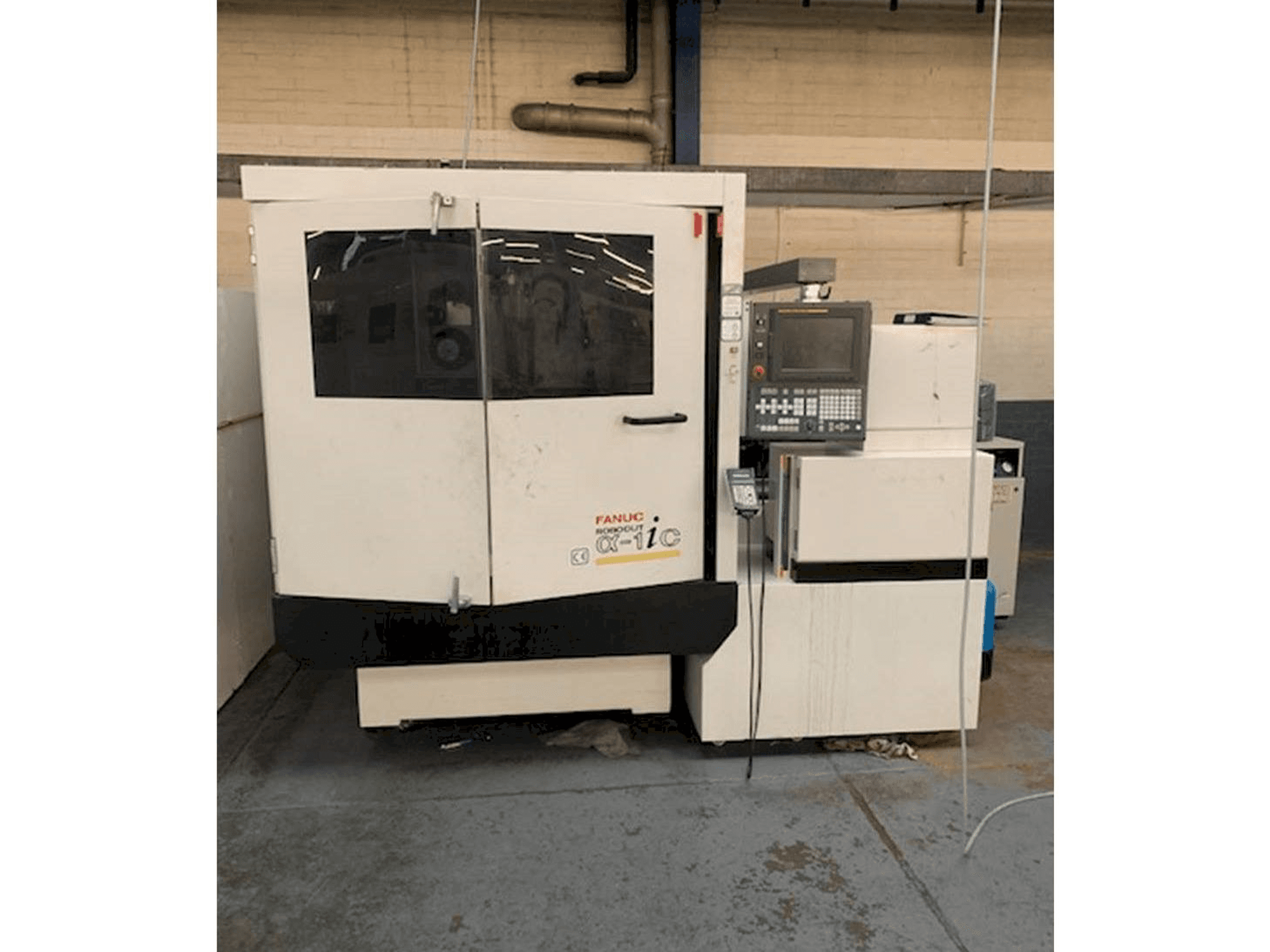 Widok z przodu maszyny FANUC ROBOCUT Alpha -1iC S Axis