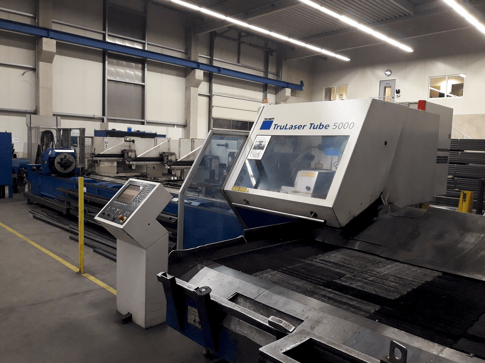 Widok z przodu maszyny Trumpf TruLaser Tube 5000