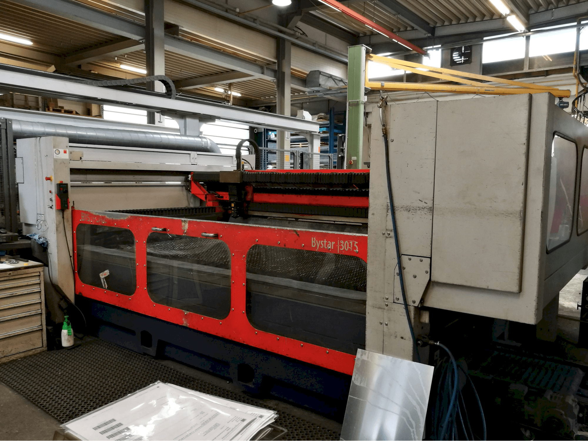 Widok z prawej maszyny Bystronic Bystar 3015