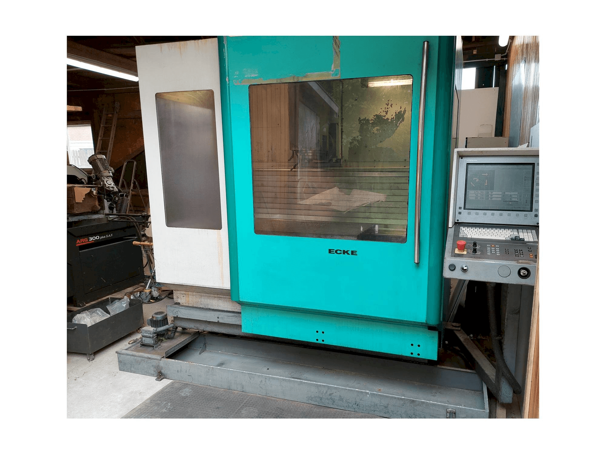 Widok z przodu maszyny DECKEL MAHO DMU 60 E