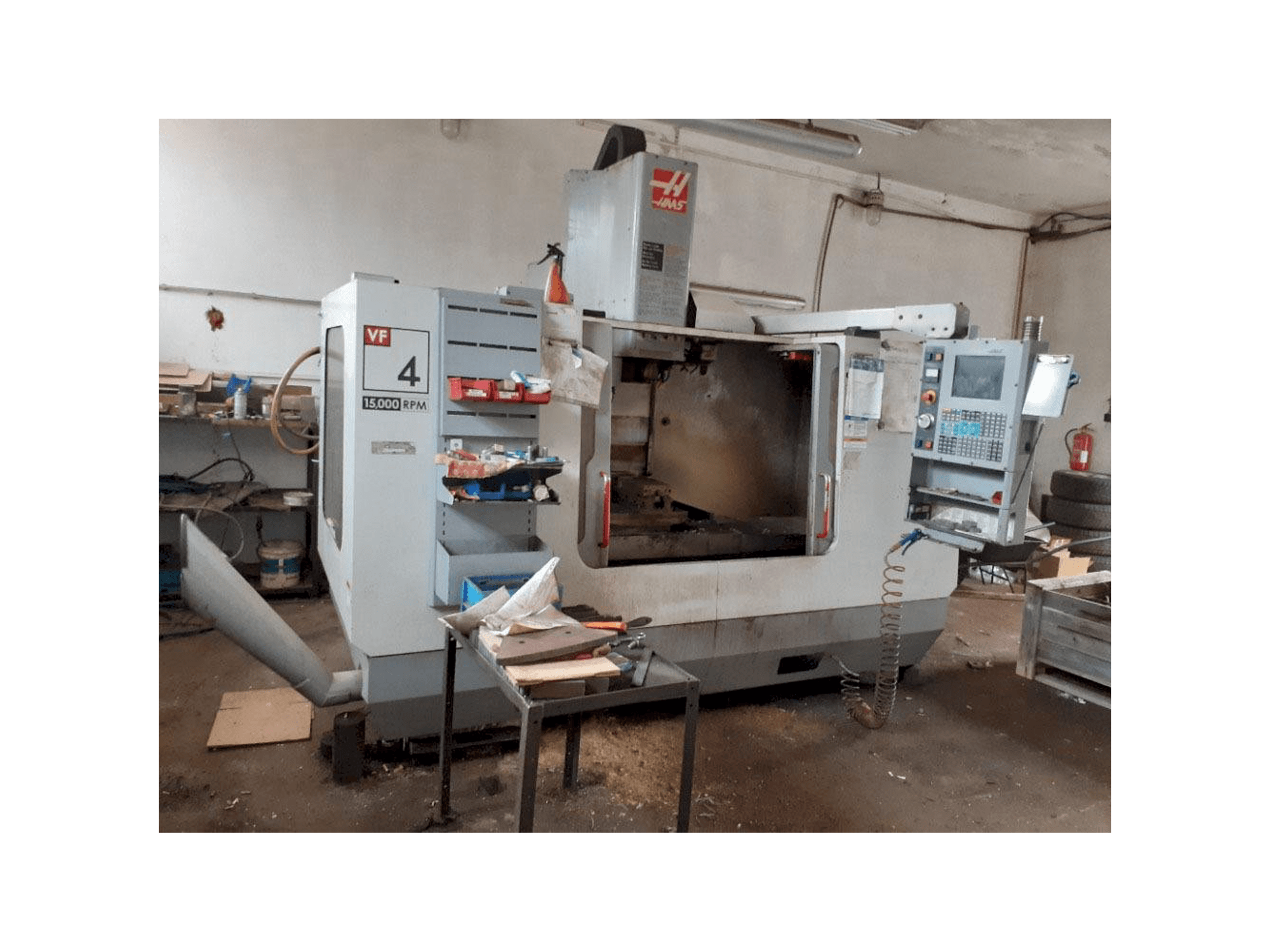 Widok z przodu maszyny HAAS VF-4 DHE