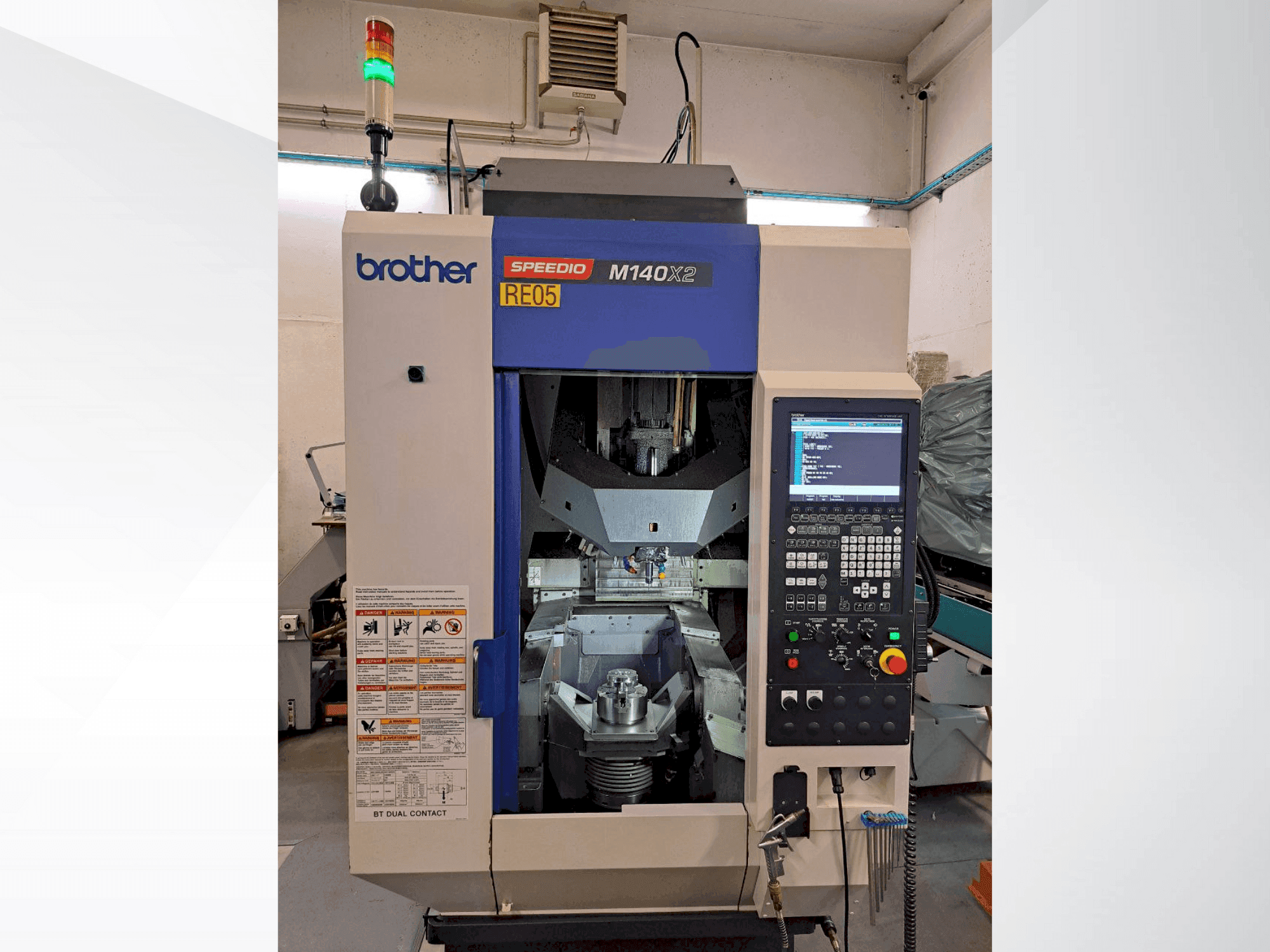 Widok z przodu maszyny Brother SPEEDIO M140X2