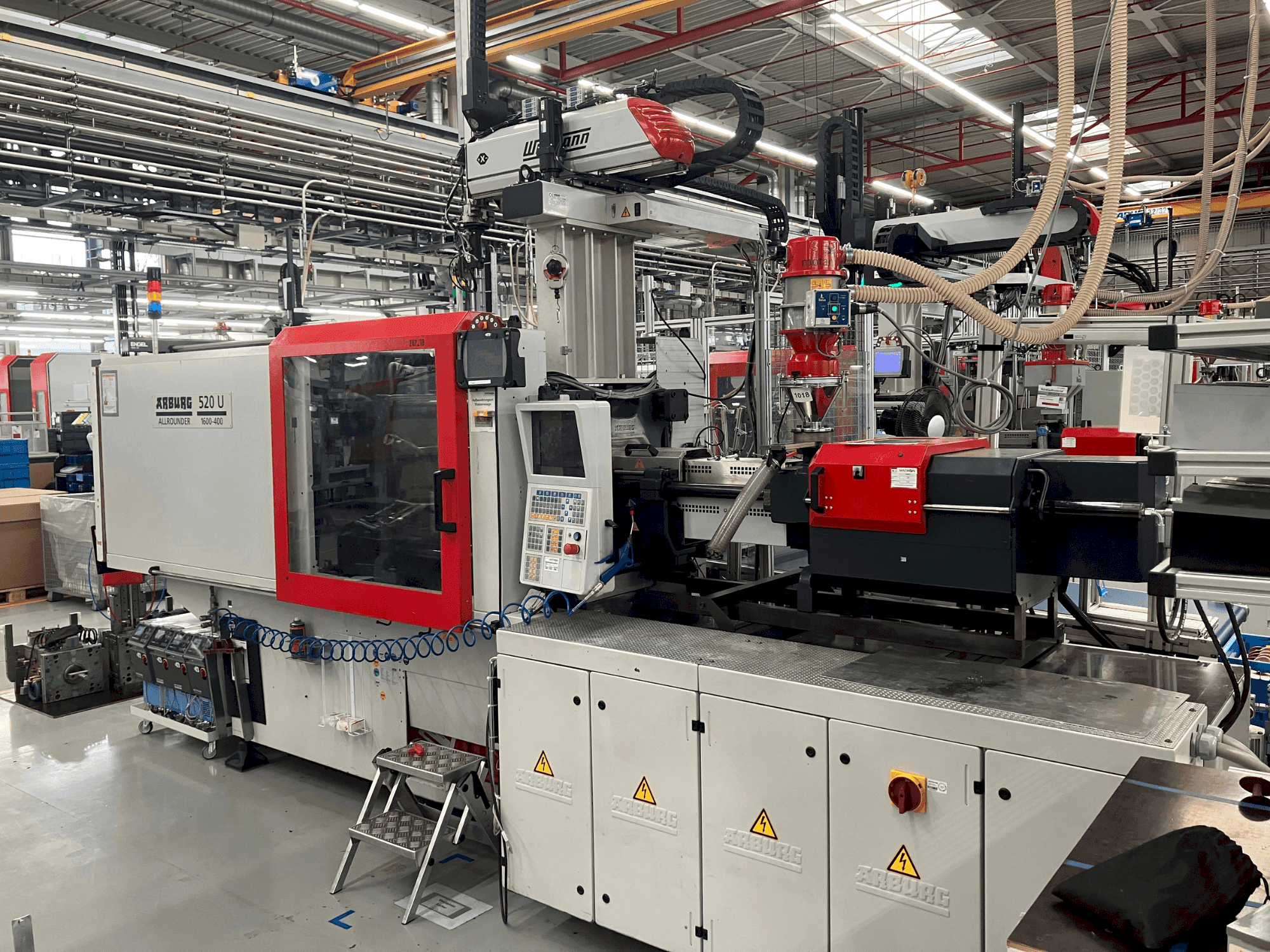 Widok z przodu maszyny Arburg Allrounder 520 U 1600-400