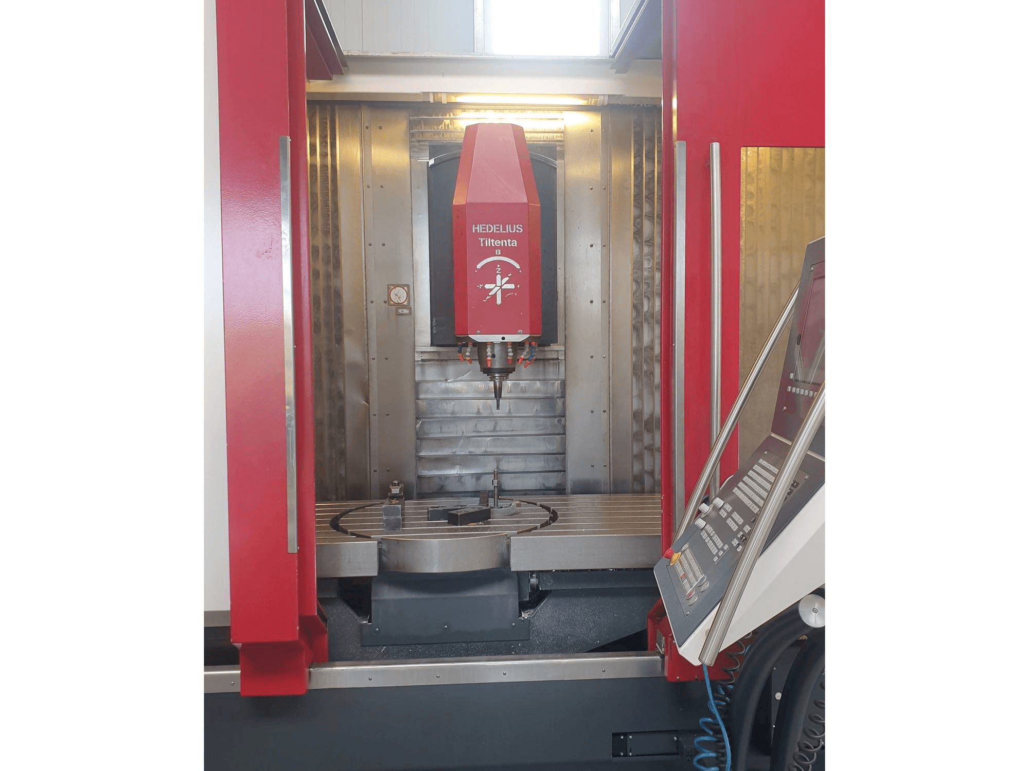 Widok z przodu maszyny HEDELIUS Tiltenta 7
