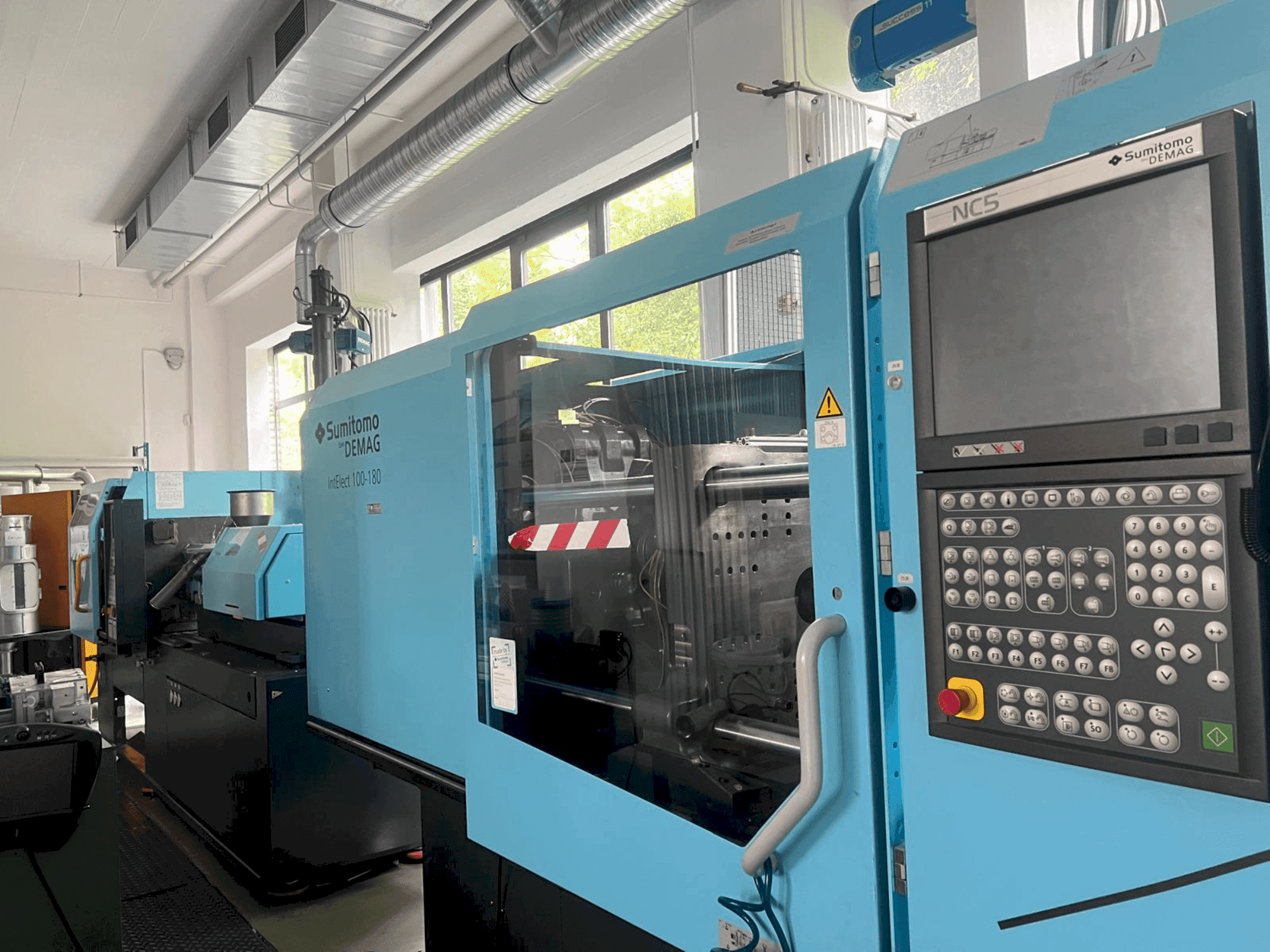 Widok z przodu maszyny SUMITOMO SHI DEMAG IntElect 100/470-180
