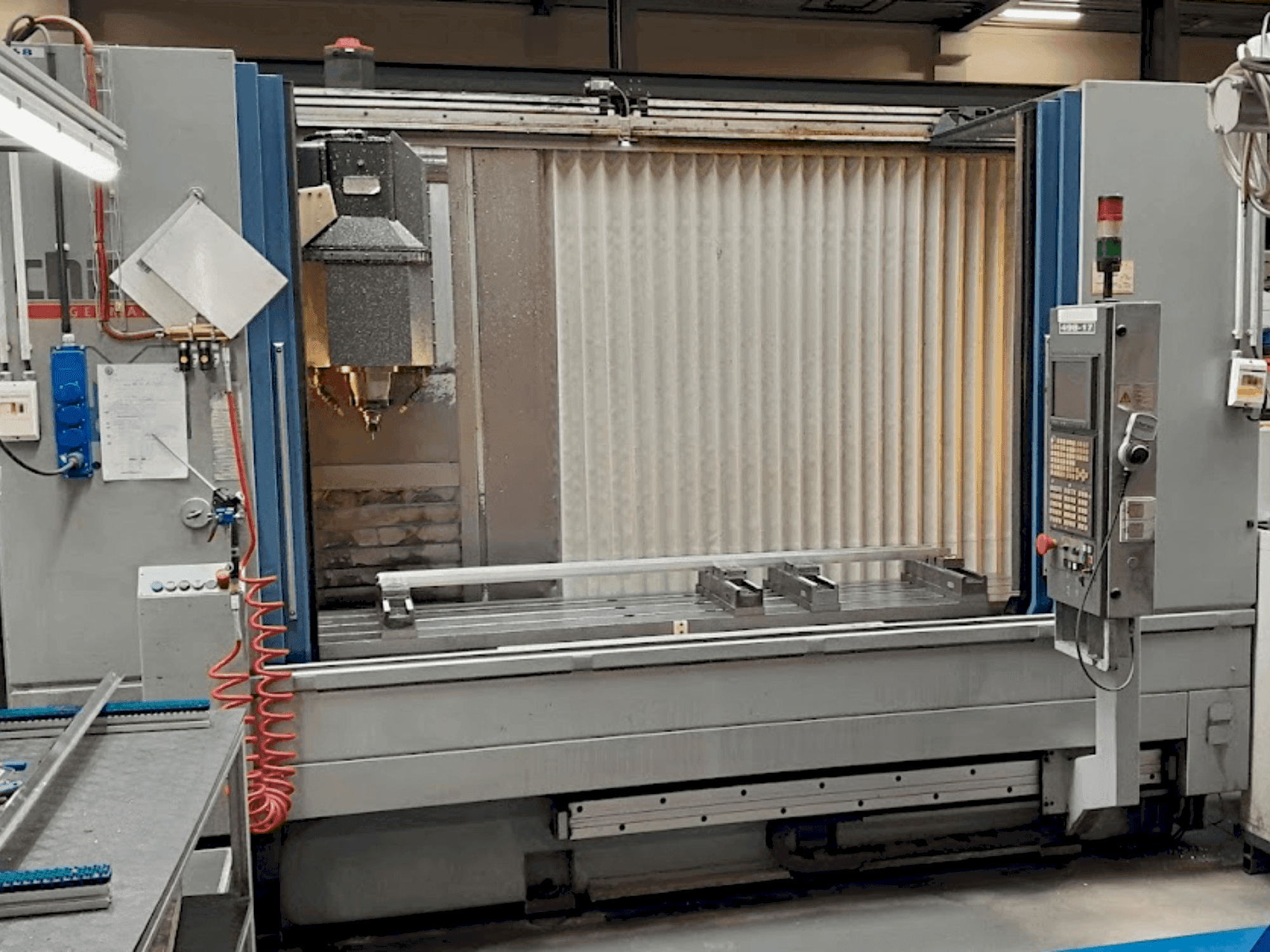 Widok z przodu maszyny CHIRON MILL 2000