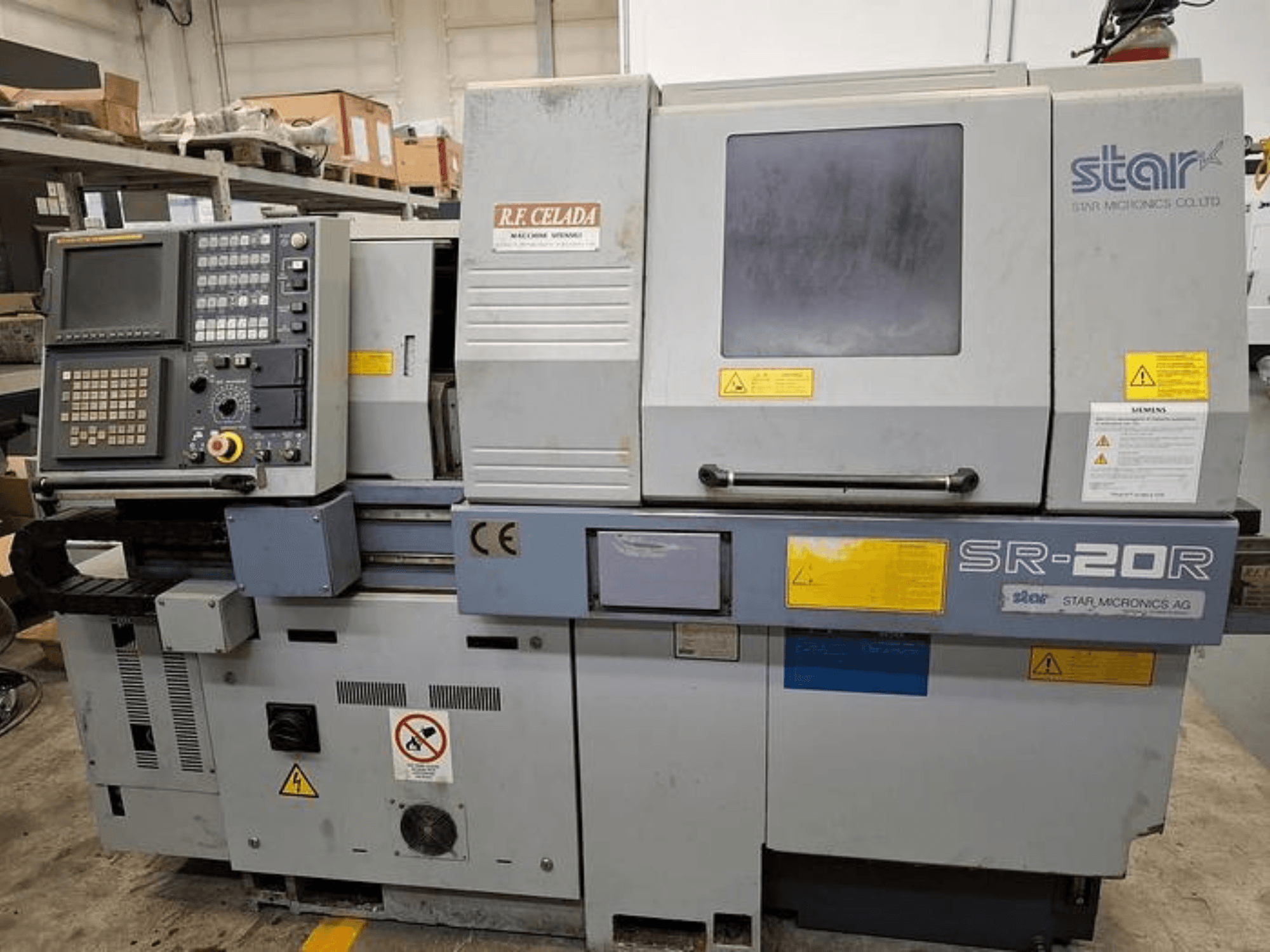 Tokarka CNC Star SR-20R z panelem sterowania, widok z przodu, z przyciskami obsługi, ekranem i etykietami bezpieczeństwa.