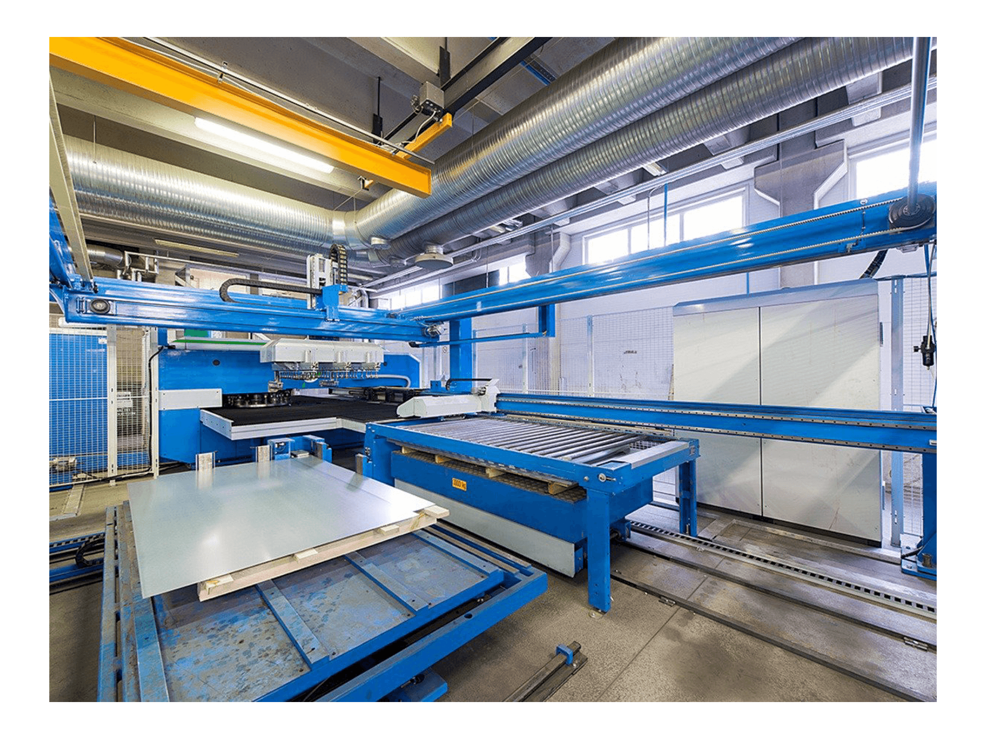 Widok lewej strony maszyny Finn-Power E 5 Lui