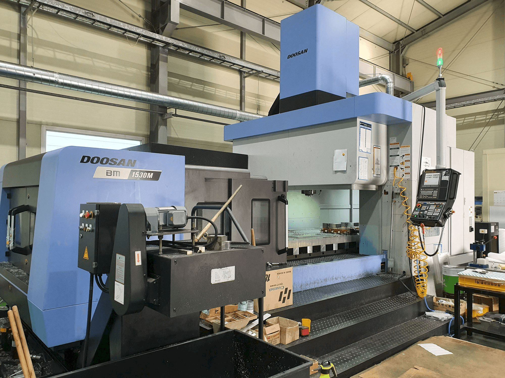 Widok z przodu maszyny Doosan BM1530M
