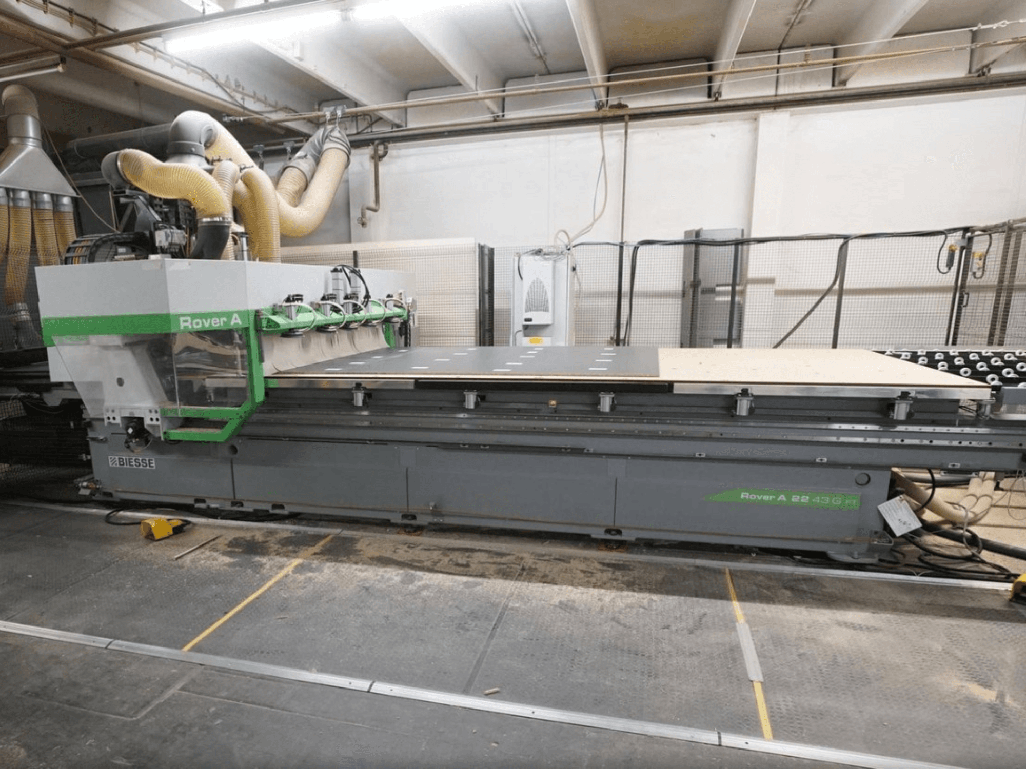 Centrum obróbki drewna CNC BIESSE Rover A FT 2243, widok z przodu, wyposażone jest w duży stół roboczy oraz system mocowania narzędzi.