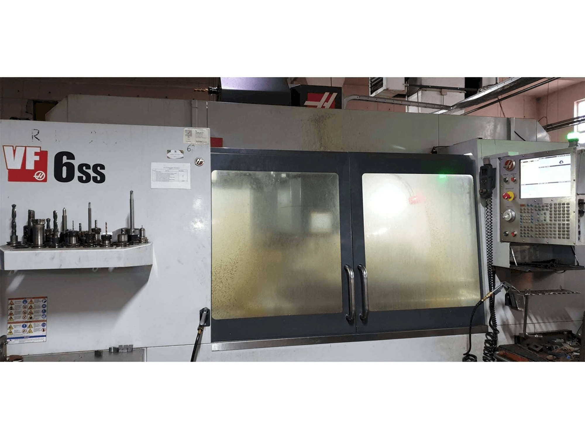 Widok z przodu maszyny HAAS VF-6SS