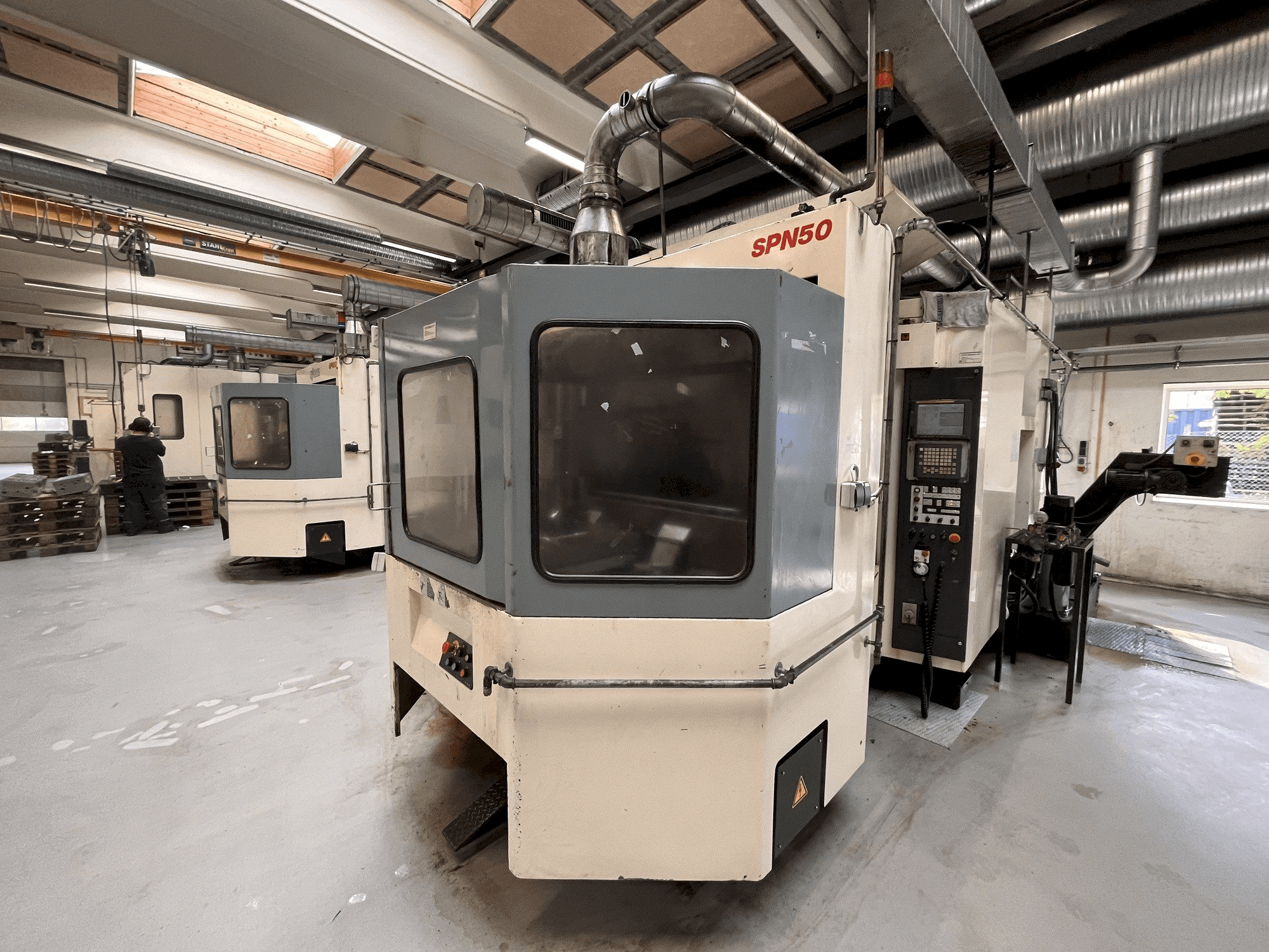 Widok z przodu maszyny Niigata SPN 50