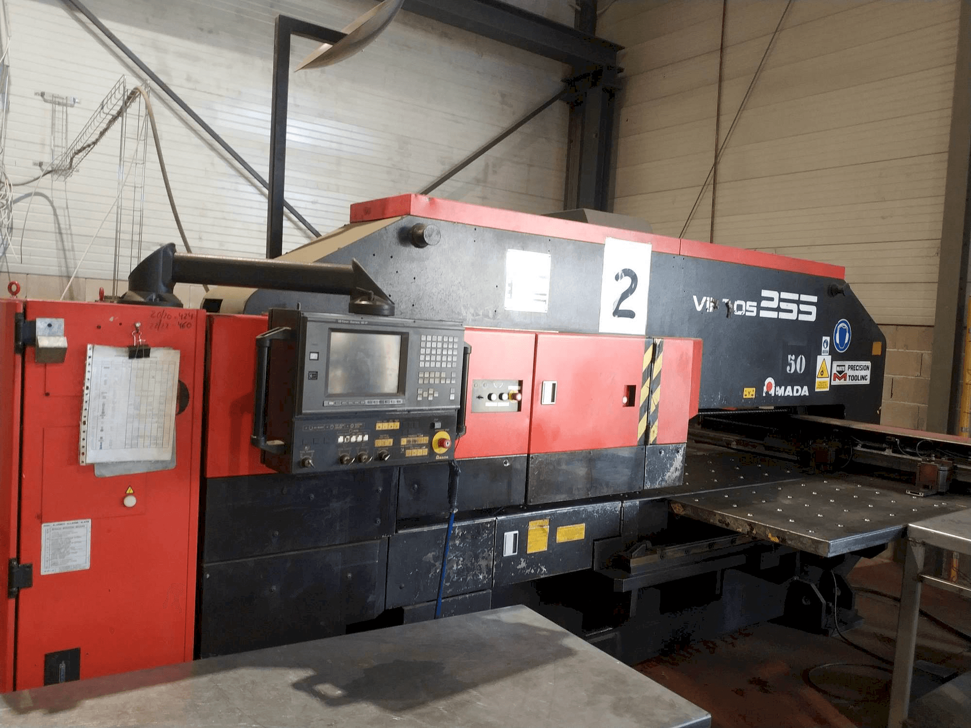 Widok z przodu maszyny AMADA VIPROS 255