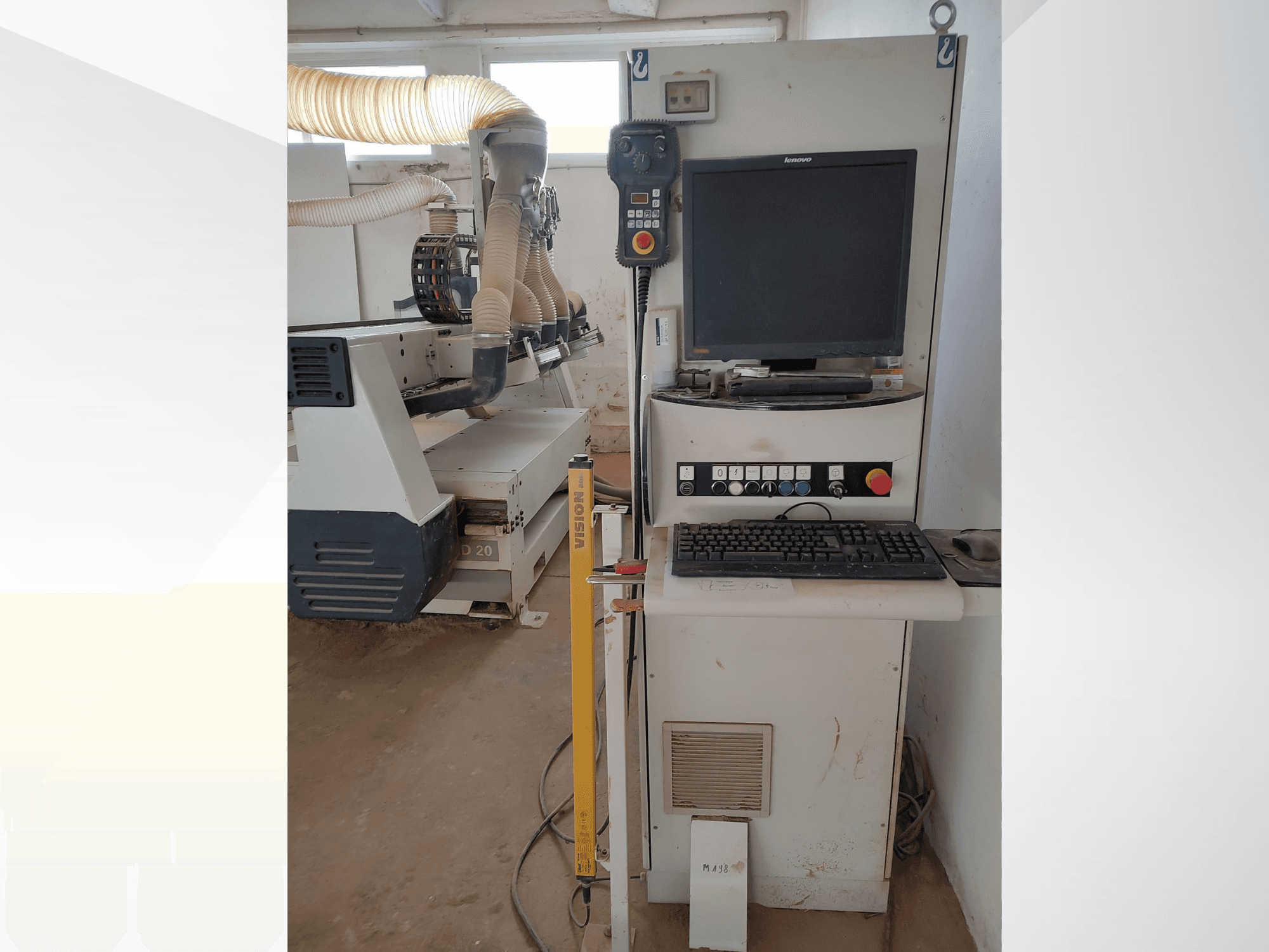 Ploter CNC SCM ACCORD 20 w warunkach warsztatowych, widok z przodu z widocznym panelem sterowania, monitorem i systemem odsysania pyłu.