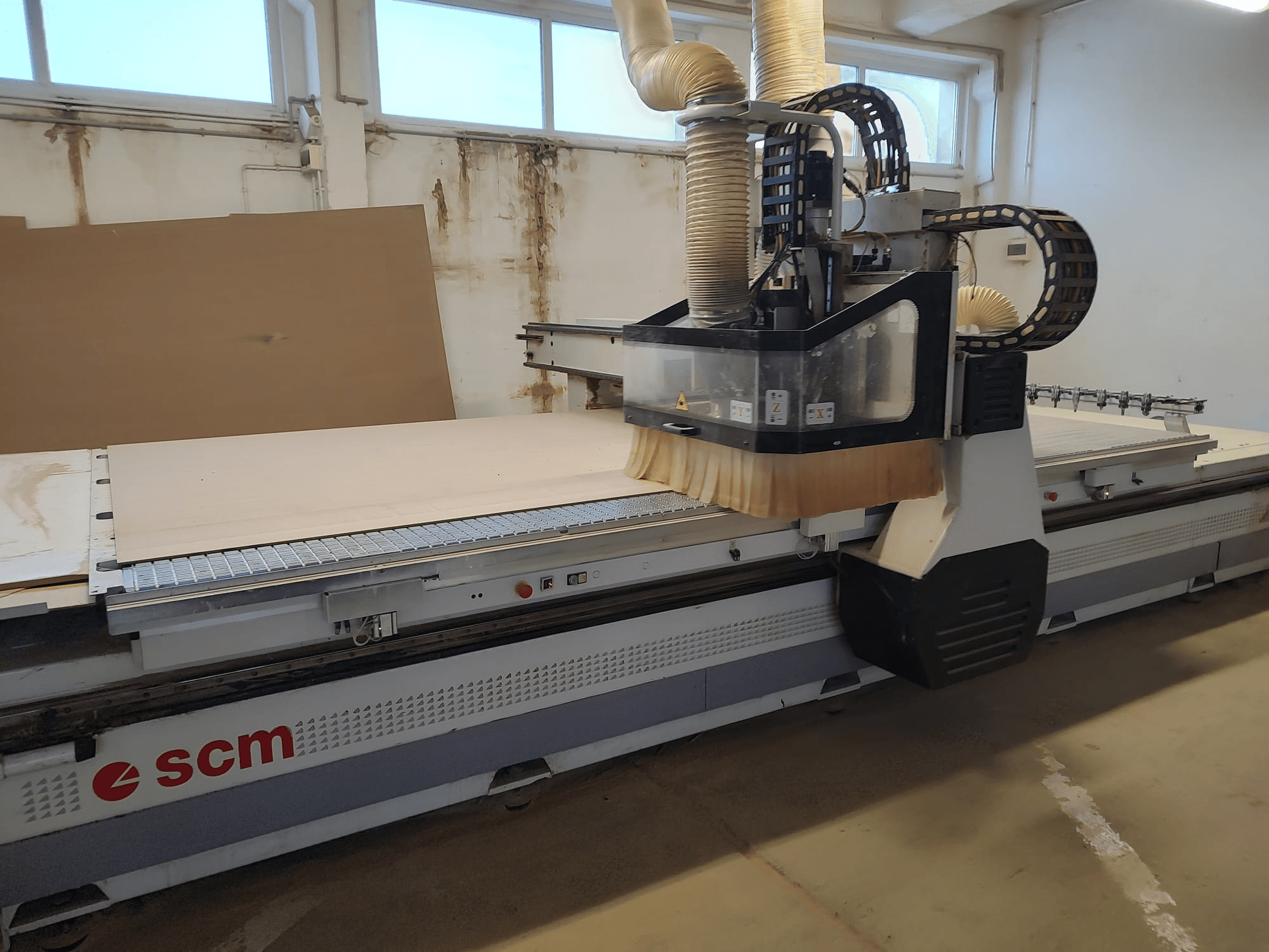 Ploter CNC SCM ACCORD 20 w widoku z przodu, prezentujący głowicę tnącą i duży stół roboczy, idealny do obróbki drewna.