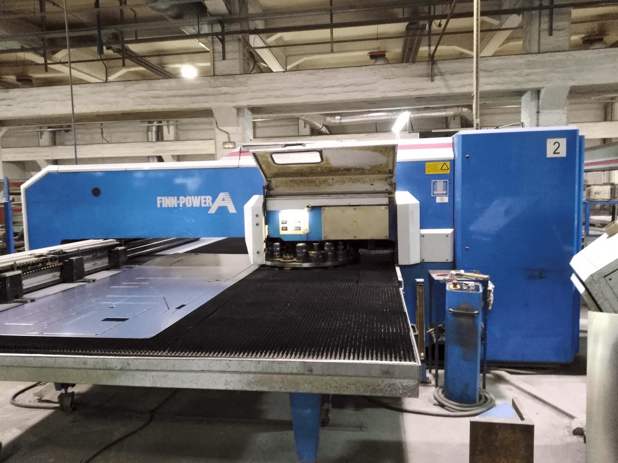 Widok z przodu maszyny Finn-Power A5-25 SB