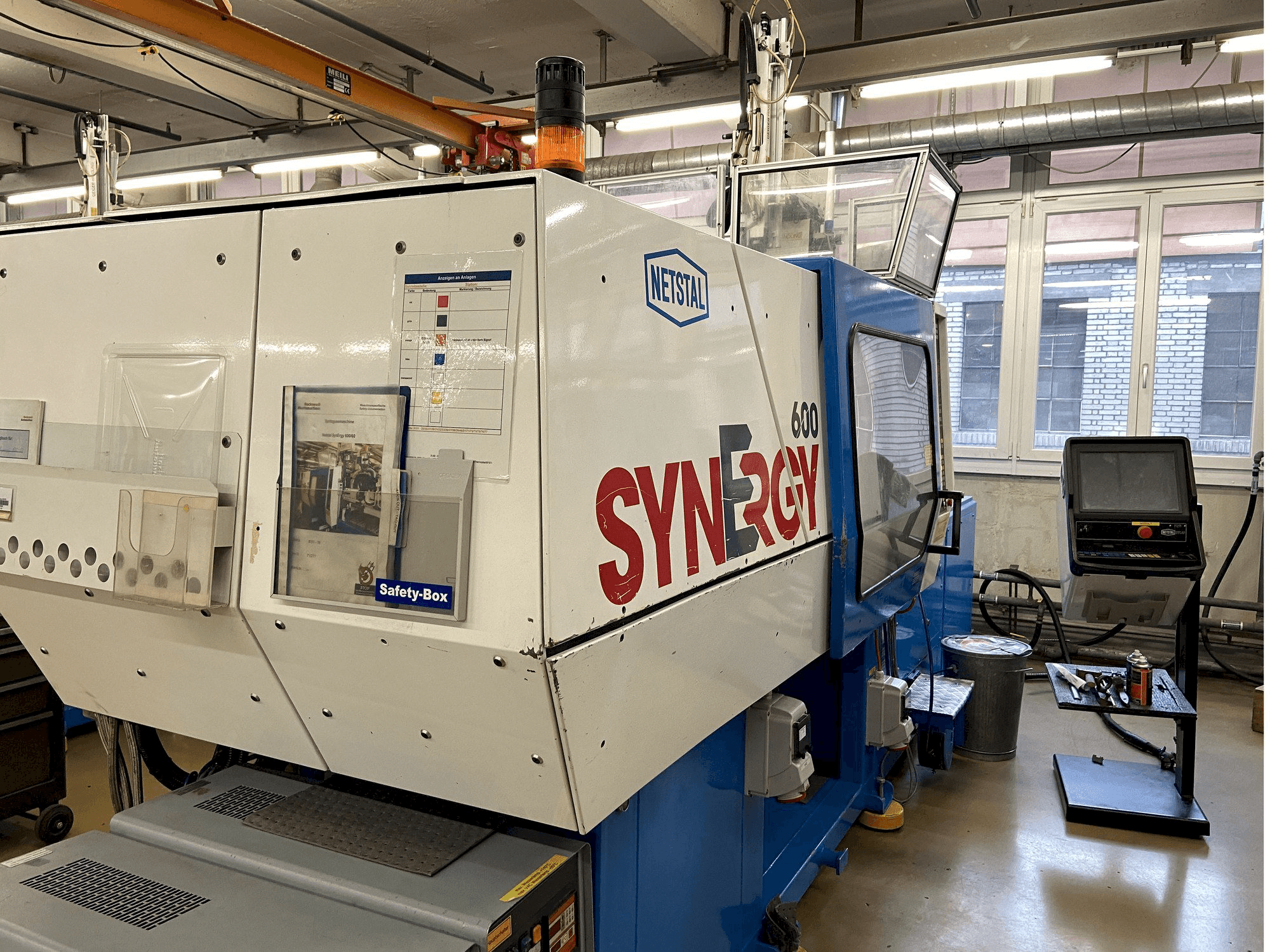 Widok z przodu maszyny Netstal Synergy 600-60