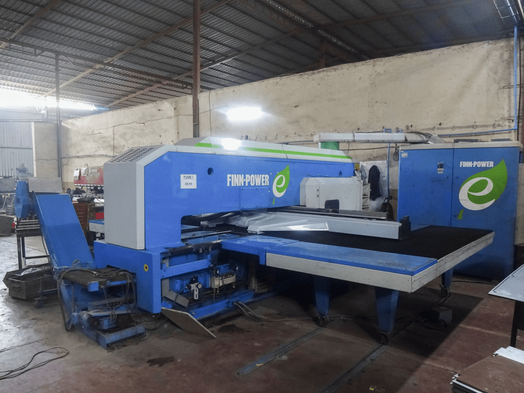 Widok z lewej maszyny Finn-Power E5 SBU