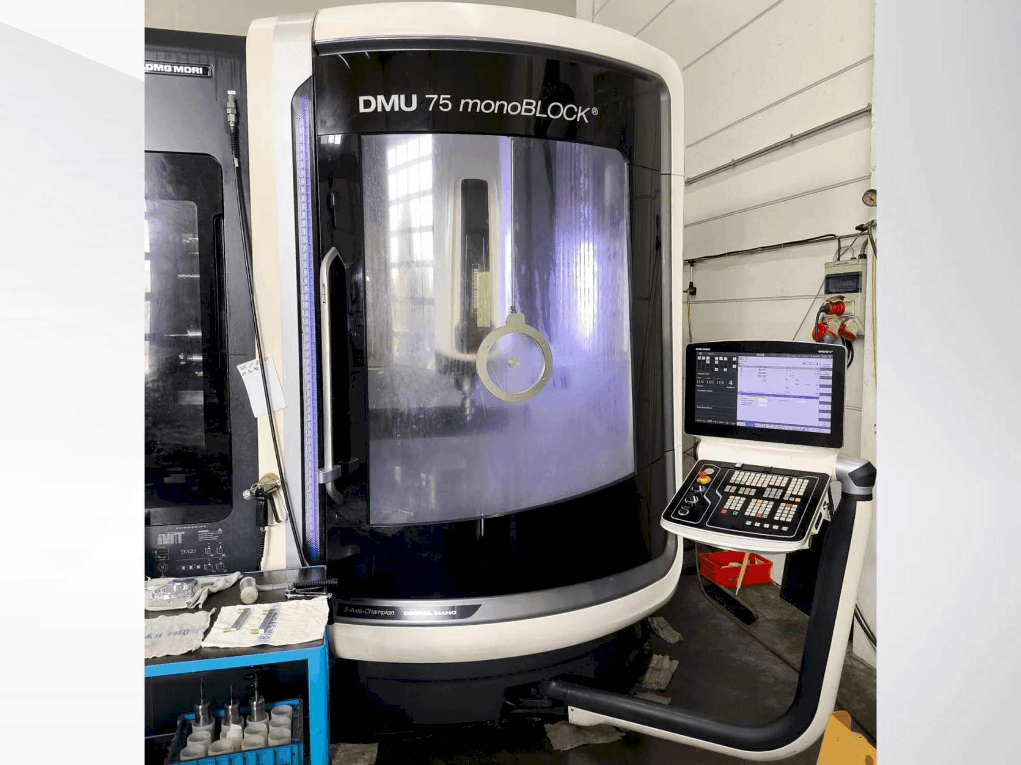 Widok z przodu maszyny DMG MORI DMU 75 monoBlock