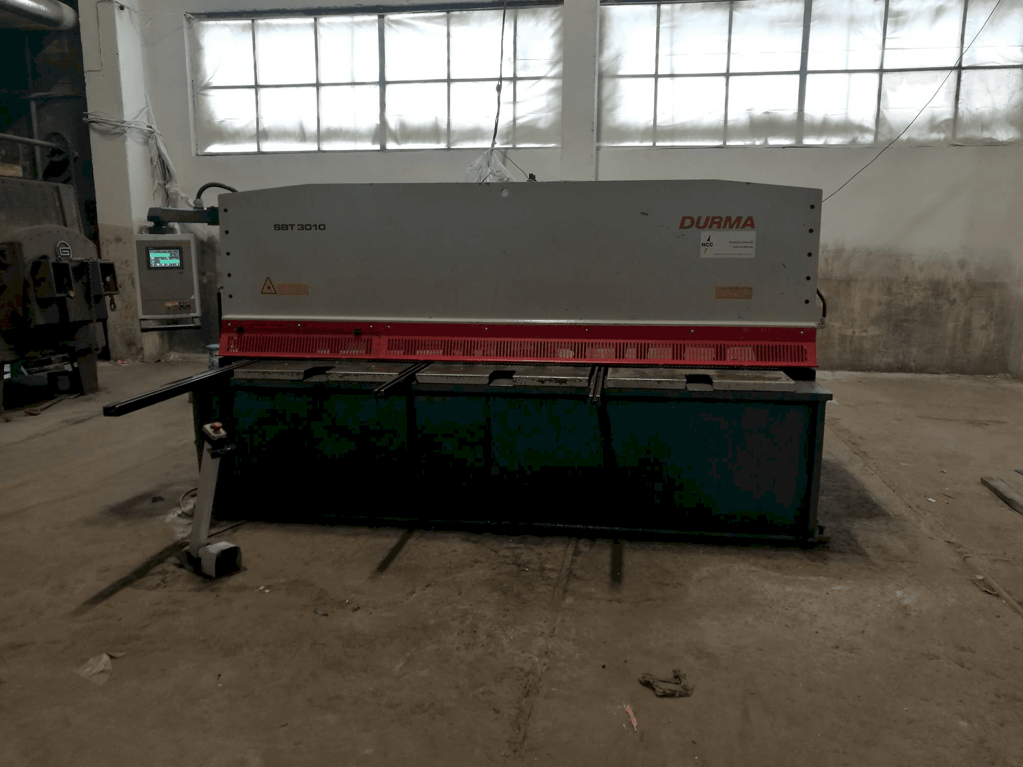 Widok z przodu maszyny Durma SBT 3010