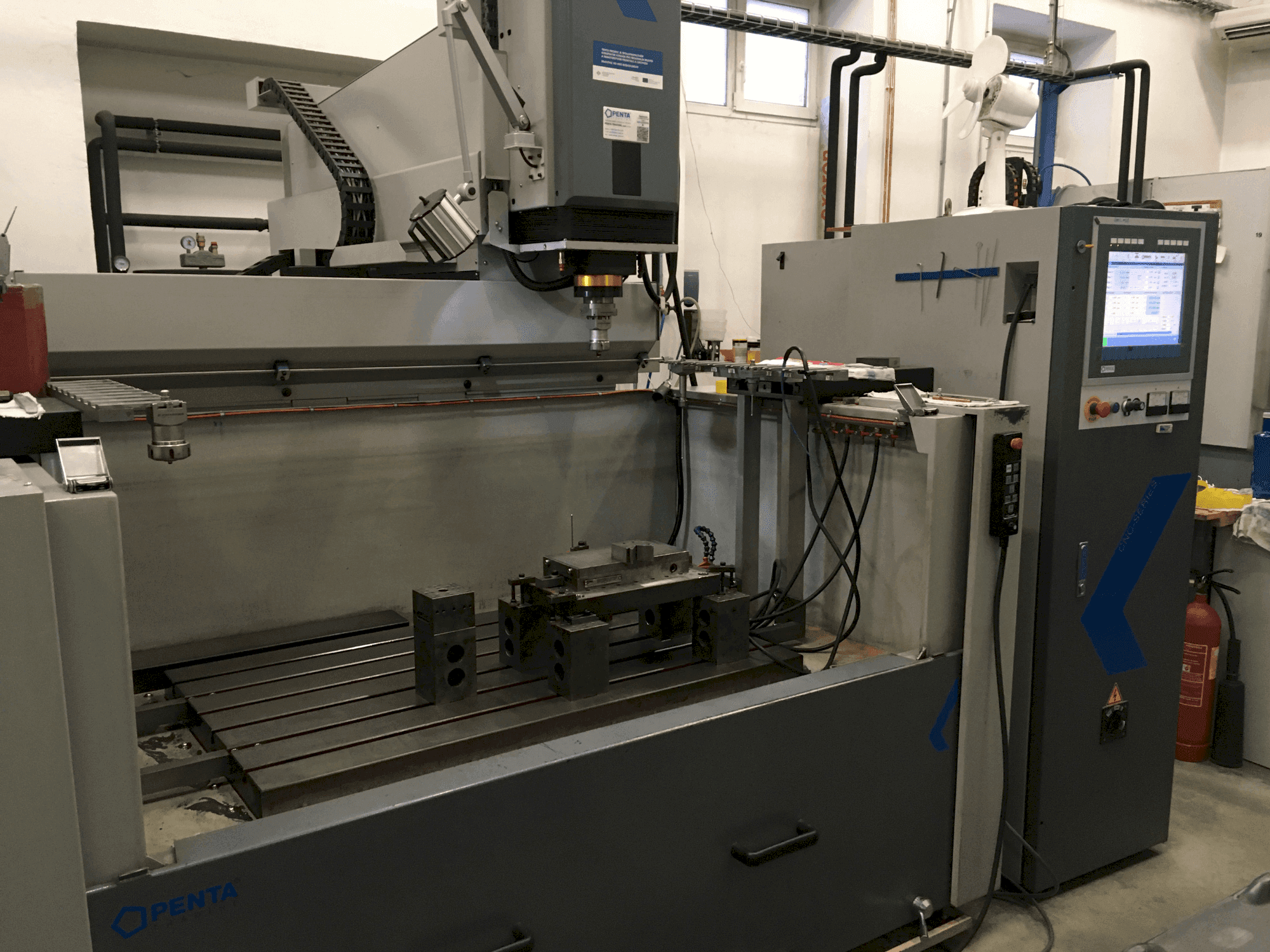Widok z przodu maszyny PENTA 1060 CNC