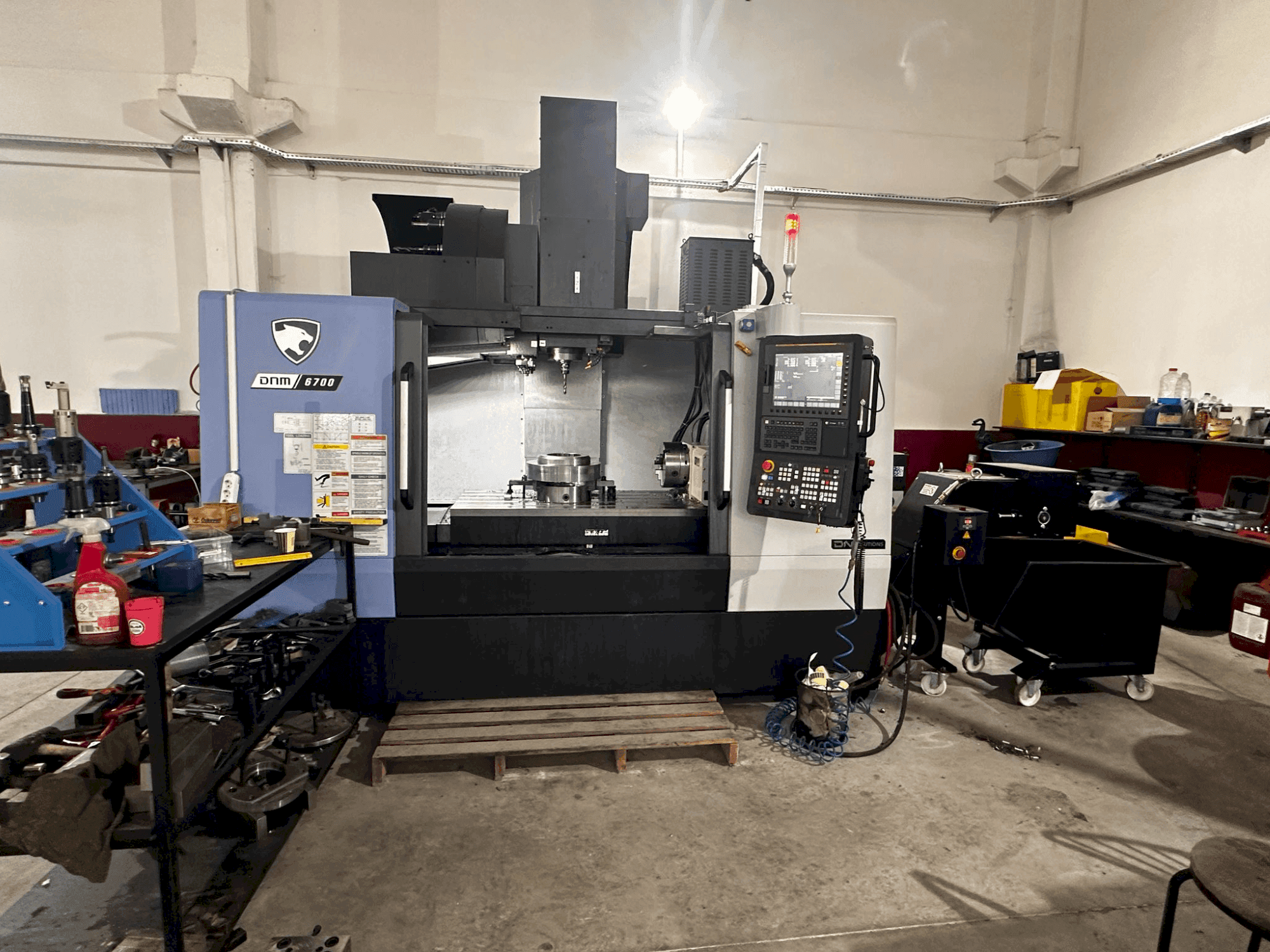 Widok z przodu maszyny DN SOLUTIONS Puma DNM 6700