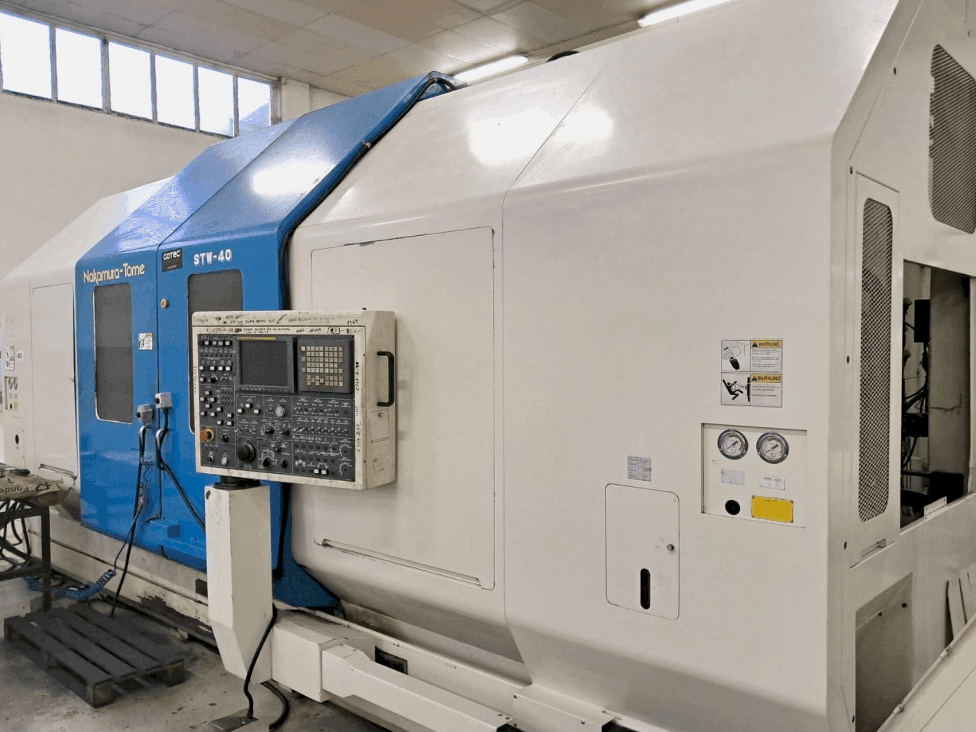 Widok z przodu maszyny NAKAMURA-TOME STW-40