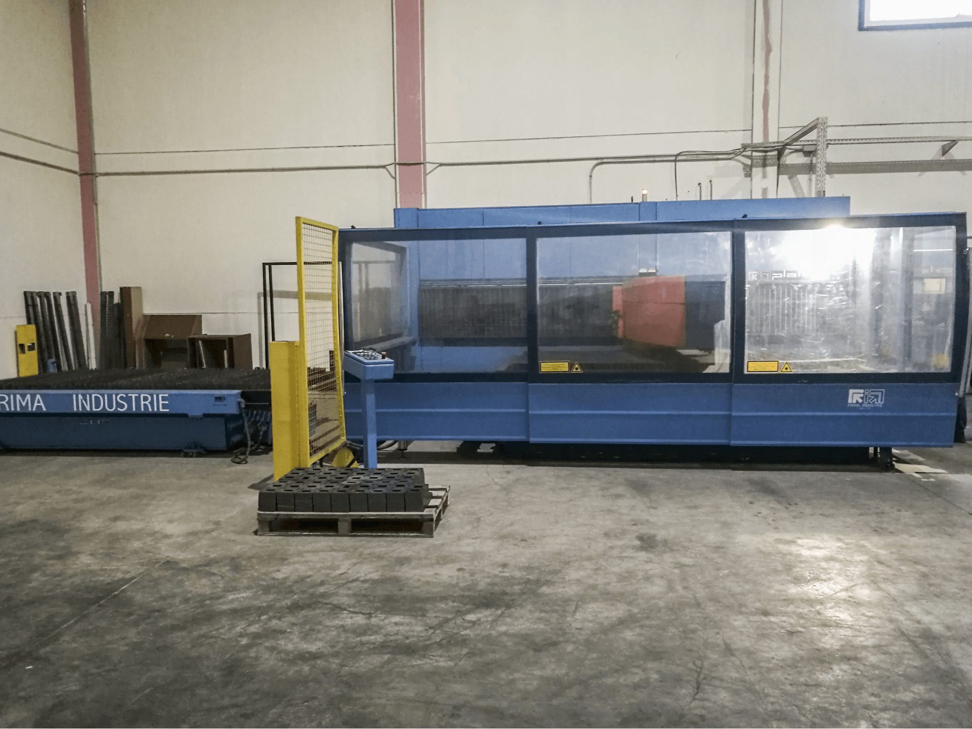 Widok prawej strony maszyny Prima Power Platino 1530