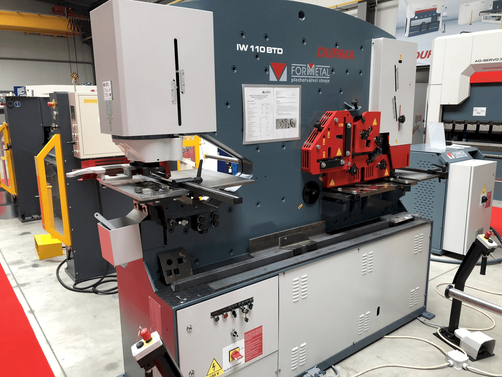 Widok z lewej maszyny Durma IW 110/180 BTD