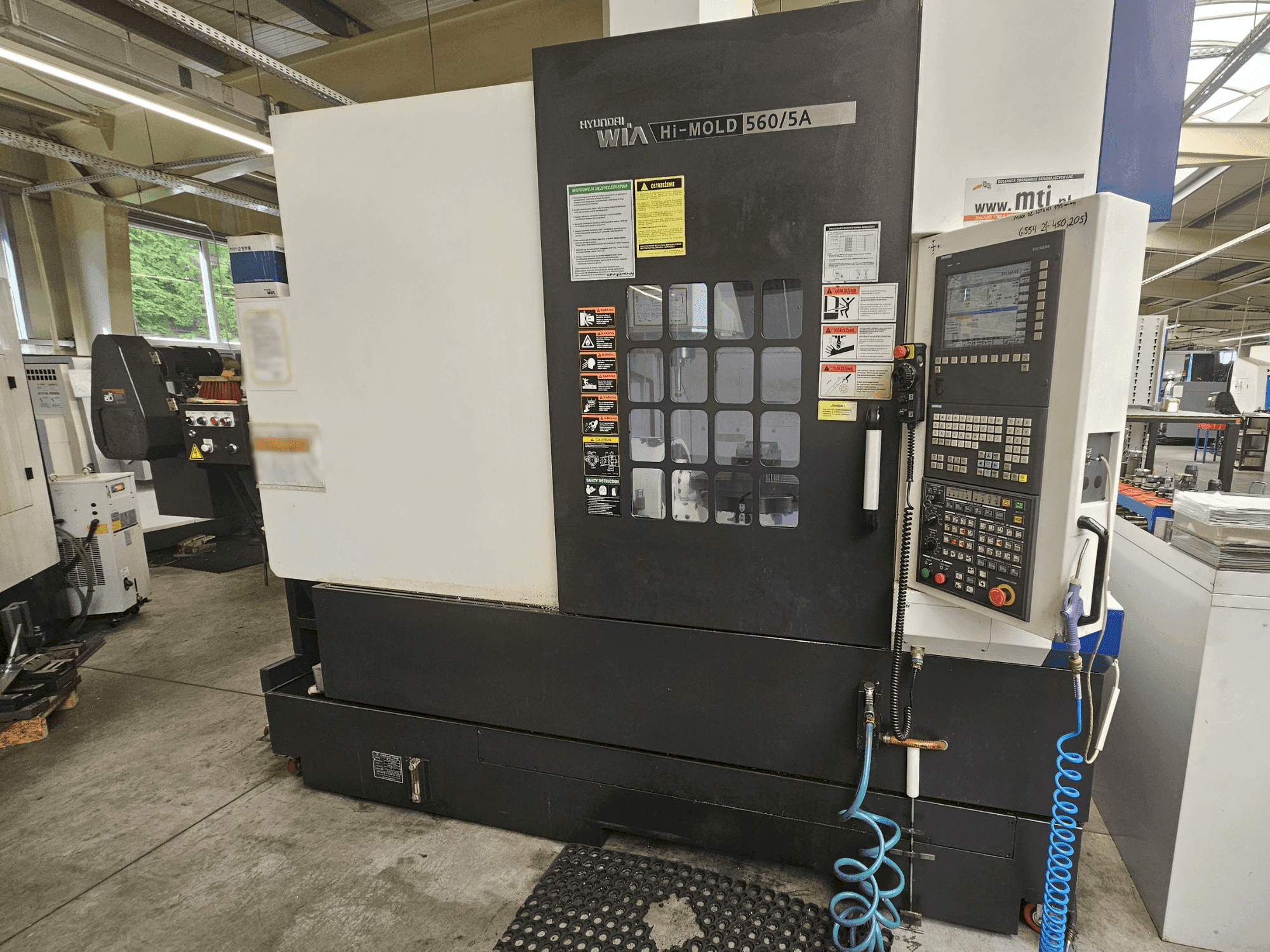 Widok z przodu maszyny Hyundai Wia Hi-MOLD 560/5A