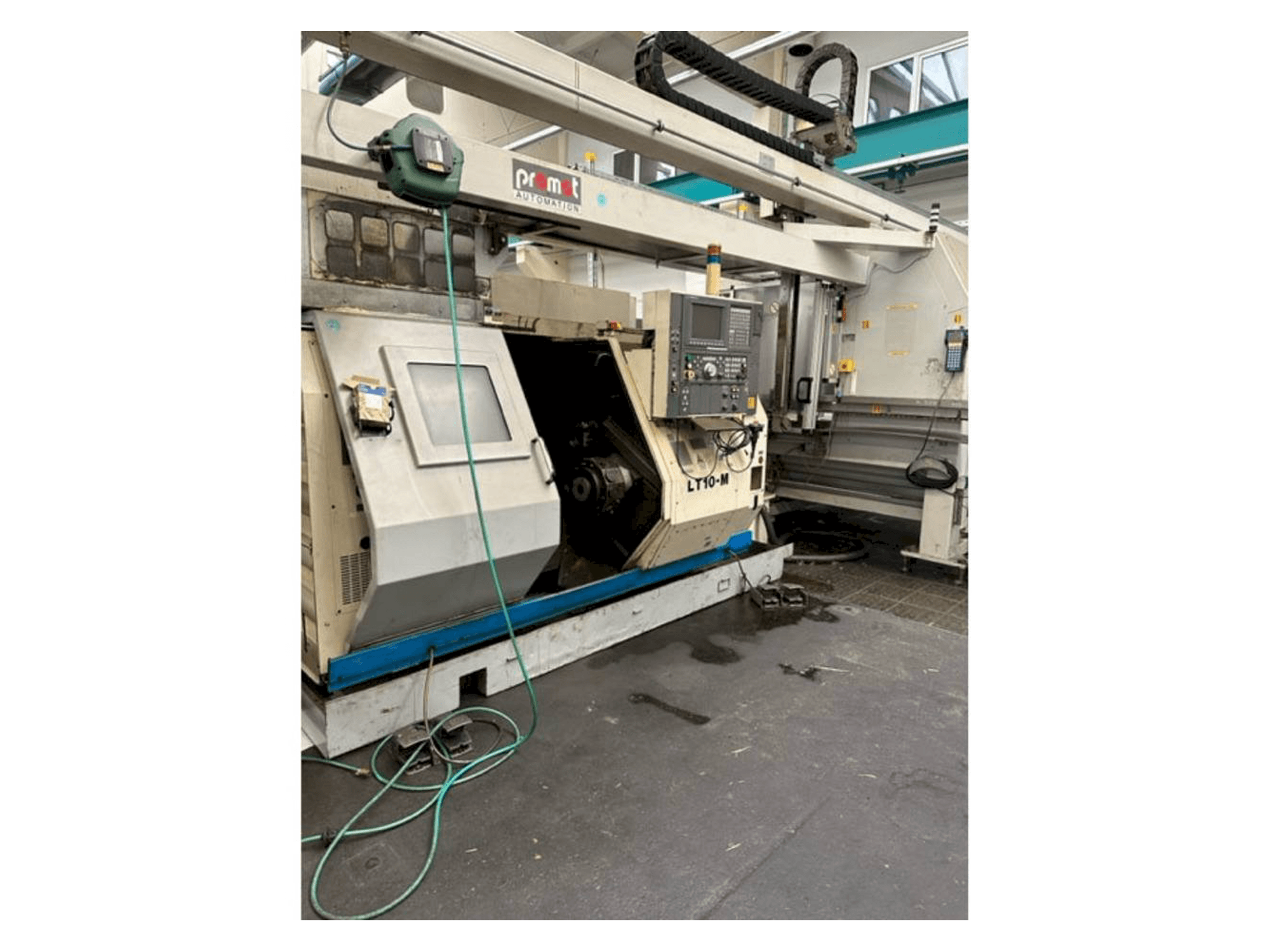 Widok z przodu maszyny Okuma LT10