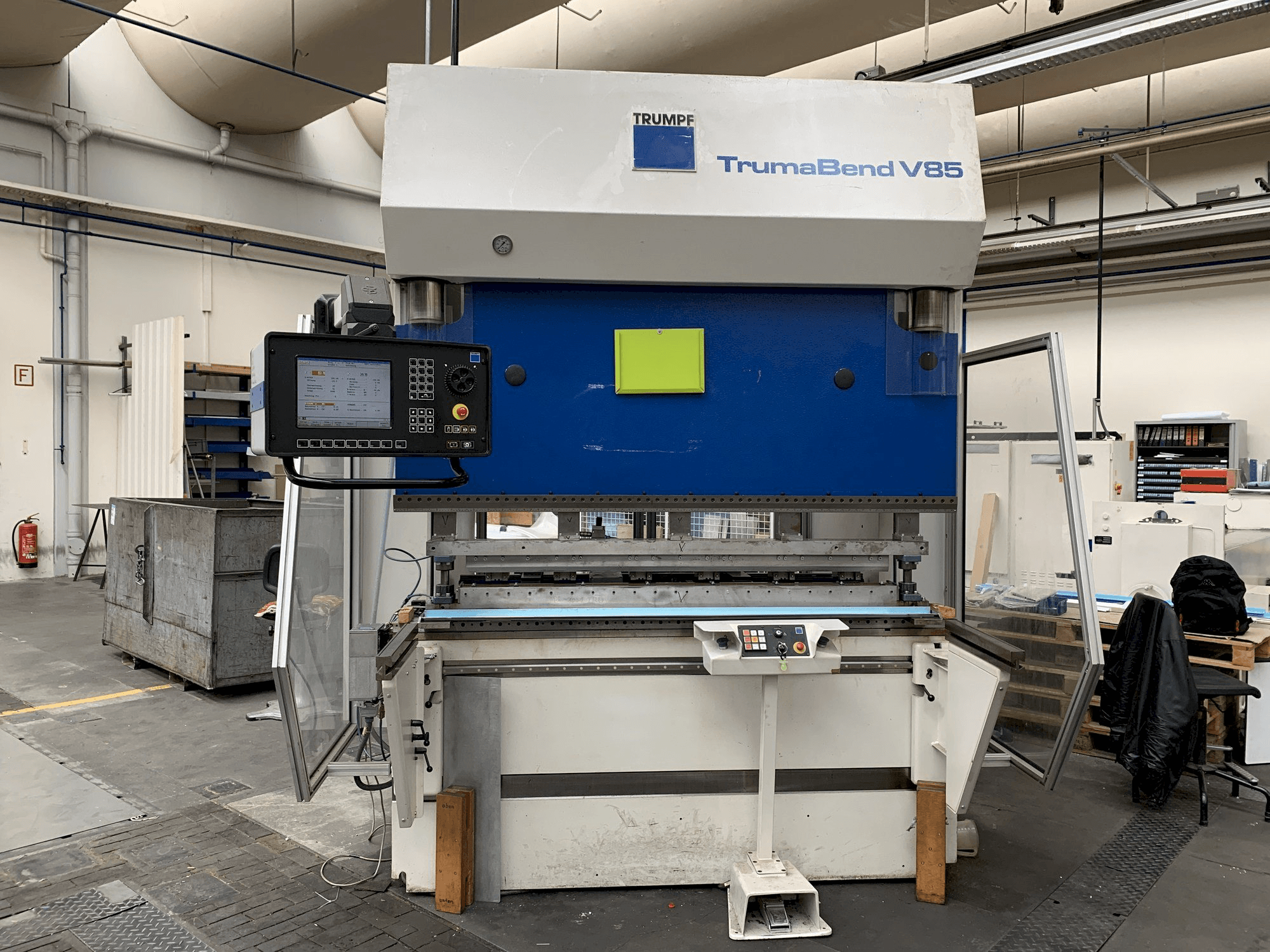 Widok z przodu maszyny Trumpf TrumaBend V85S