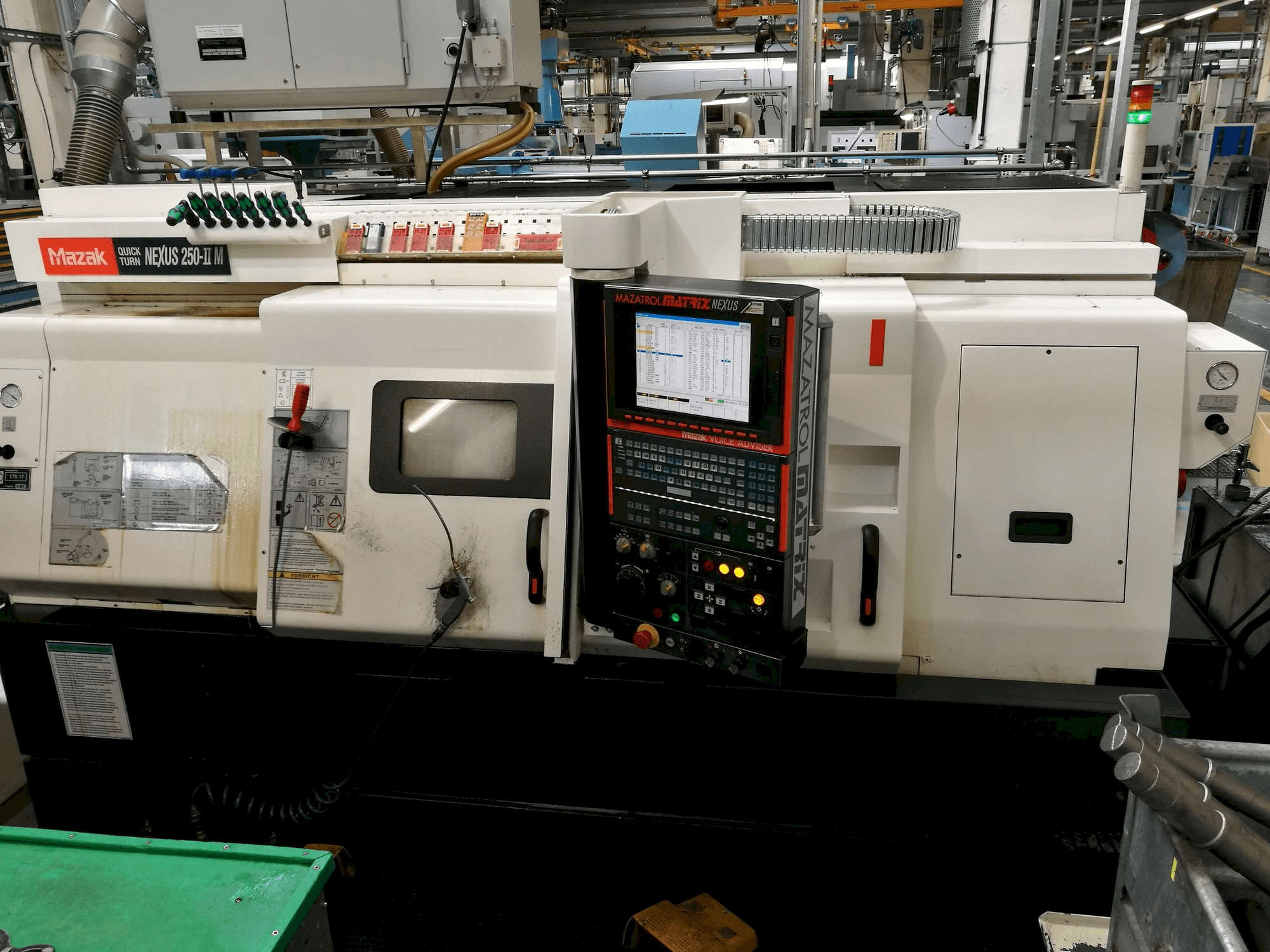 Widok z przodu maszyny Mazak Quickturn Nexus 250-II M