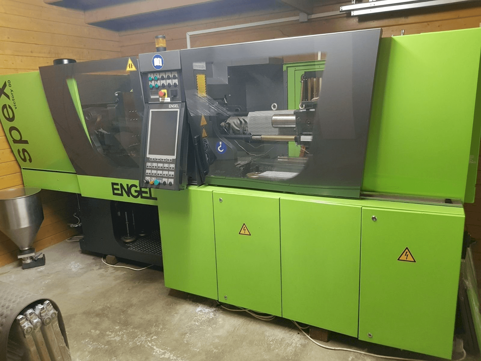 Widok z przodu maszyny ENGEL victory 330/80 spex