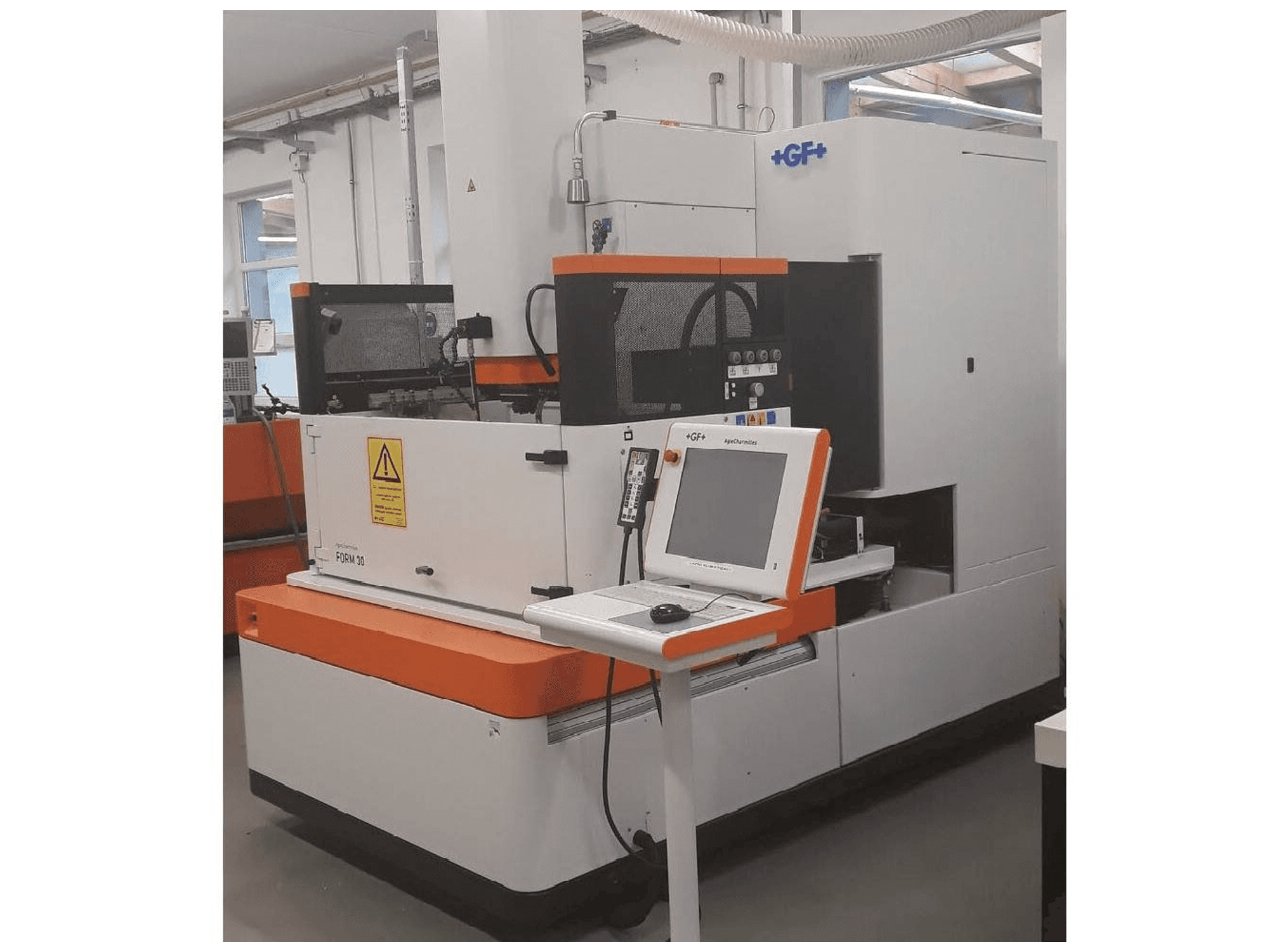 Widok z przodu maszyny AgieCharmilles Form 30