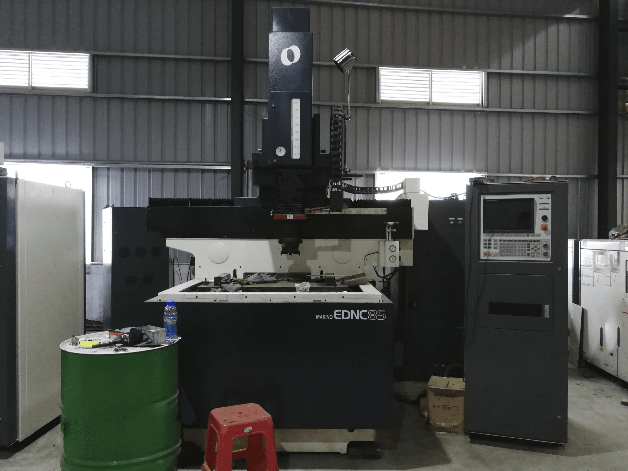 Widok z przodu maszyny Makino EDNC85