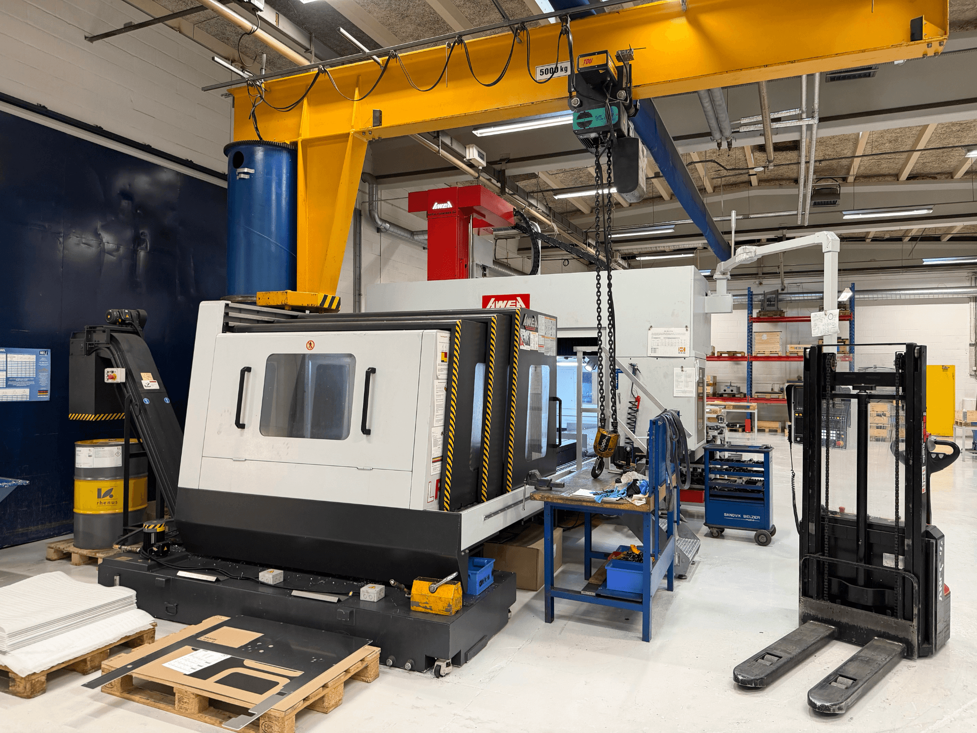 Frezarka bramowa AWEA LP3016YF, widok z przodu, z narzędziami, niebieskim zbiornikiem i obszarem roboczym w tle.