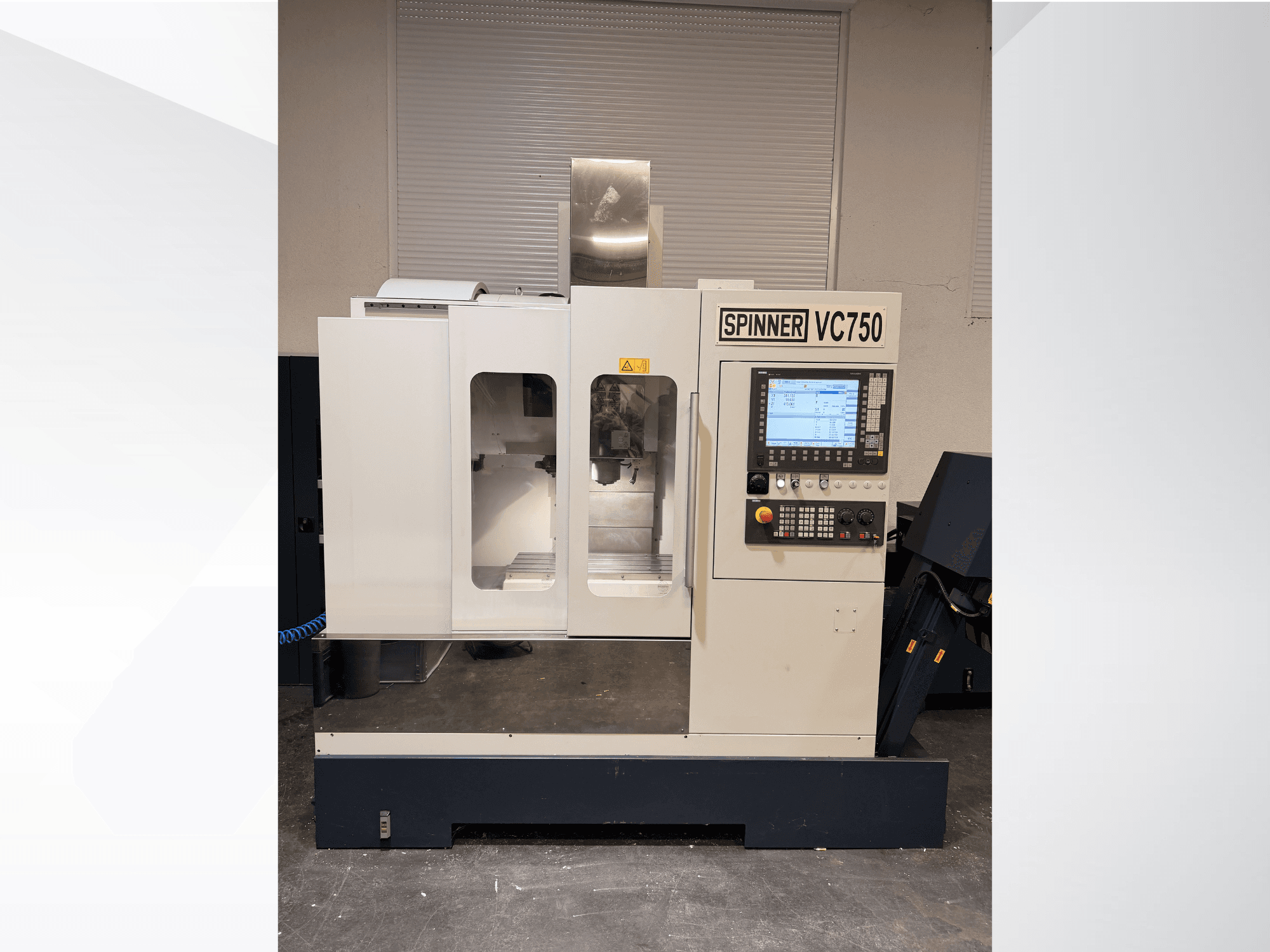 Maszyna CNC Spinner VC750 w widoku z przodu, z panelem sterowania, obszarem obróbki i układem chłodzenia.