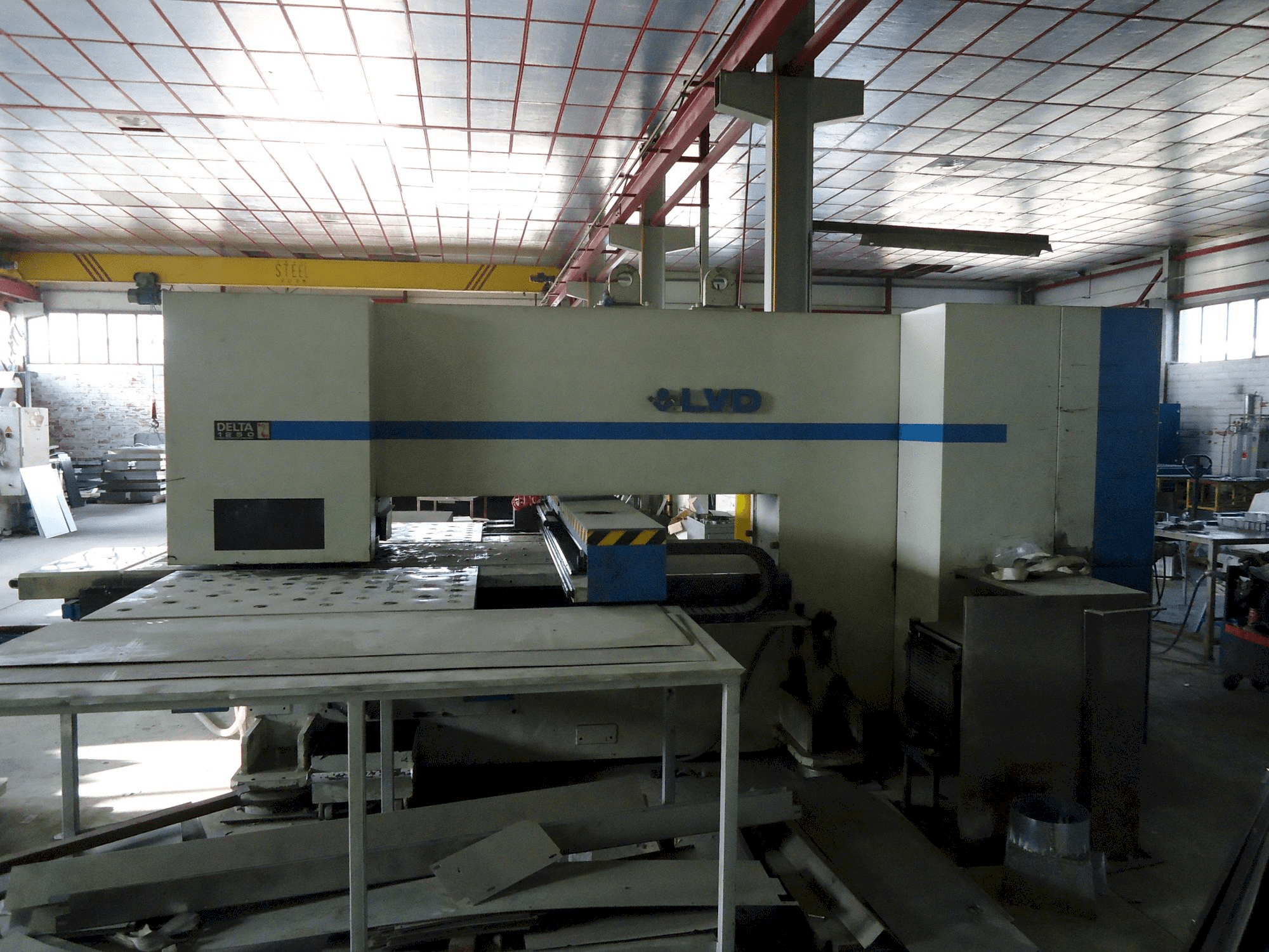 Widok z przodu maszyny LVD delta 1250