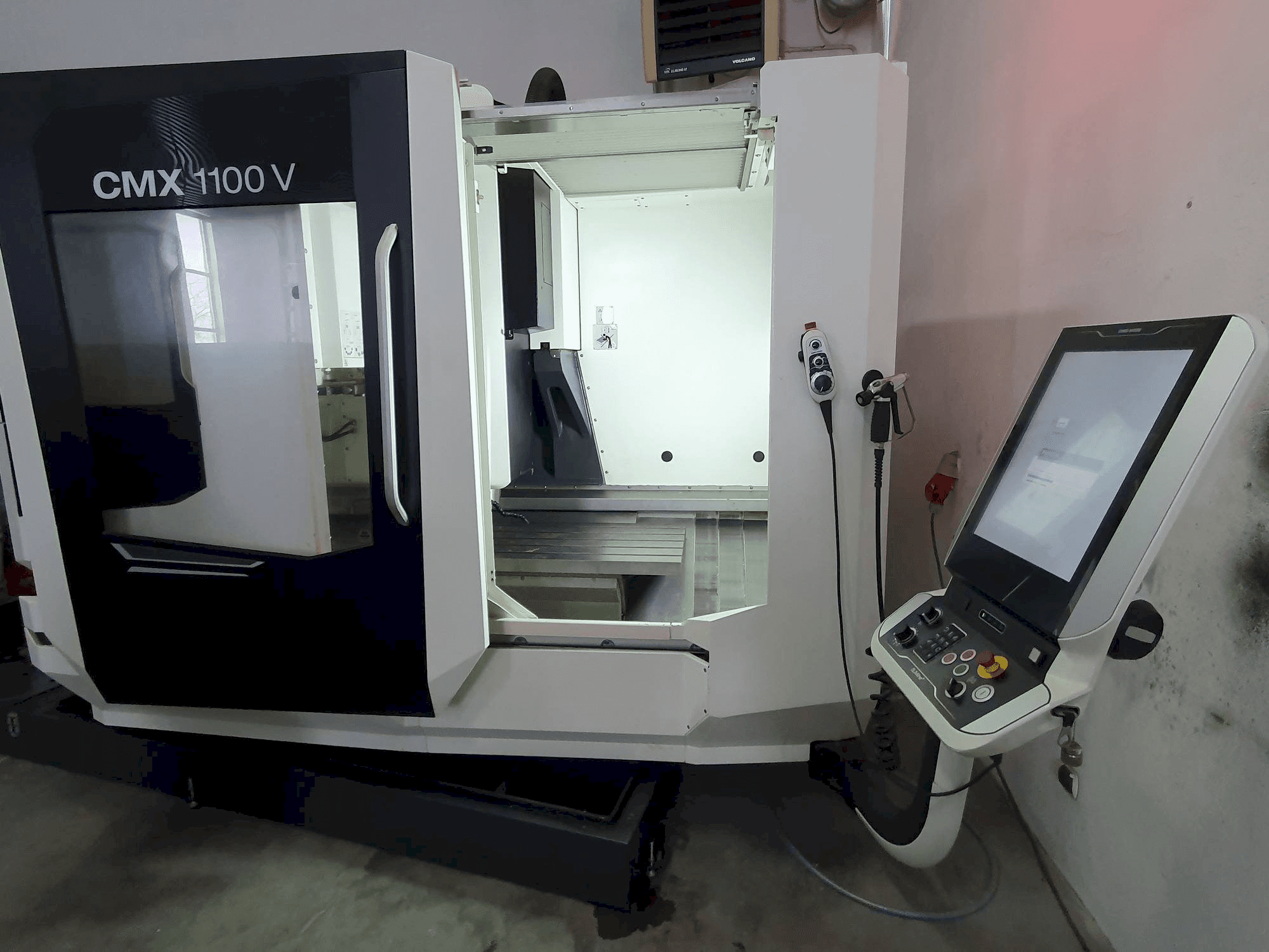 Widok z przodu maszyny DMG MORI CMX 1100 V