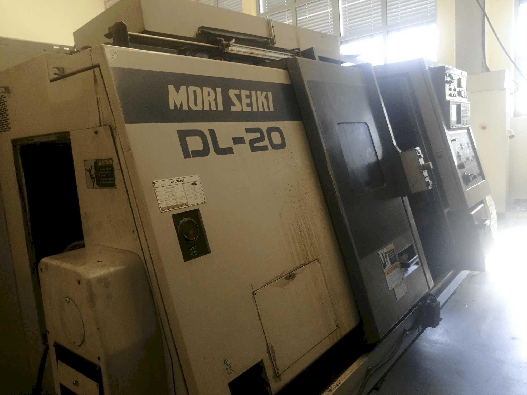 Widok lewej strony maszyny MORI SEIKI DL 20 MC