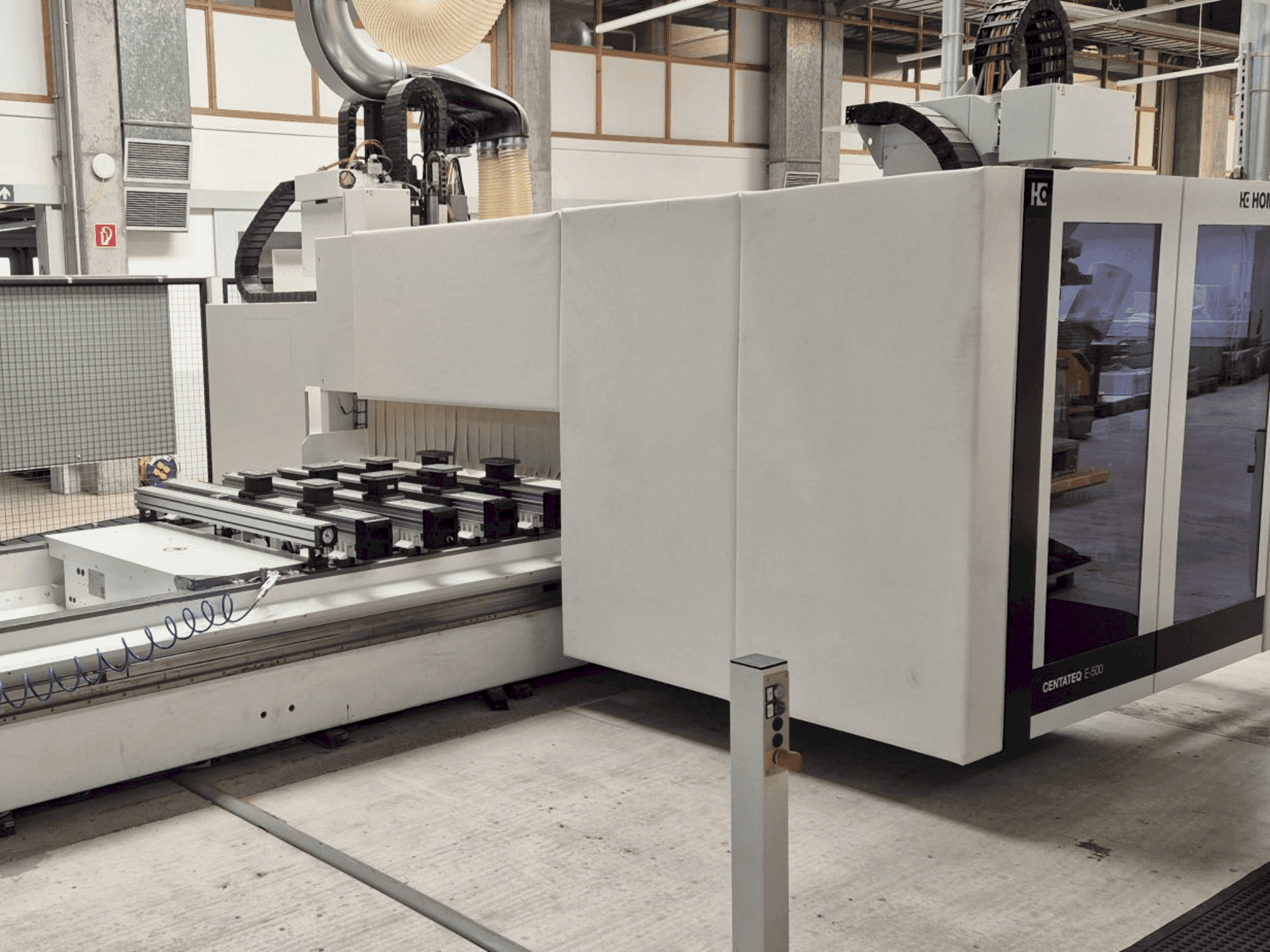 Widok z przodu maszyny HOMAG CENTATEQ E-500